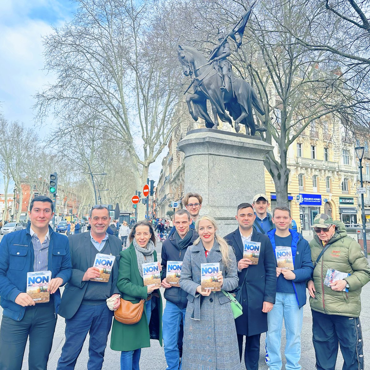 Stephanie_Vct31's tweet photo. 👨🌾 Hier matin, nous étions présents au marché Crystal de Toulouse afin de sensibiliser aux dangers du MERCOSUR.
Nous avons échangé avec les habitants, sur les problèmes des agriculteurs et les risques pour la santé publique.
#nonaumercosur #rn1erpartidefrance #rnj31 #rn31 https://t.co/wYsuMz3slo