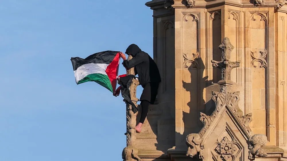 Alexarmstrong's tweet image. He single handedly managed to piss-off the entire country and turn MORE people against Palestine. 

No foreign flags should fly on the home of our most iconic national monument and the home of our democracy.

Ordinary British people hate having their country disrespected.