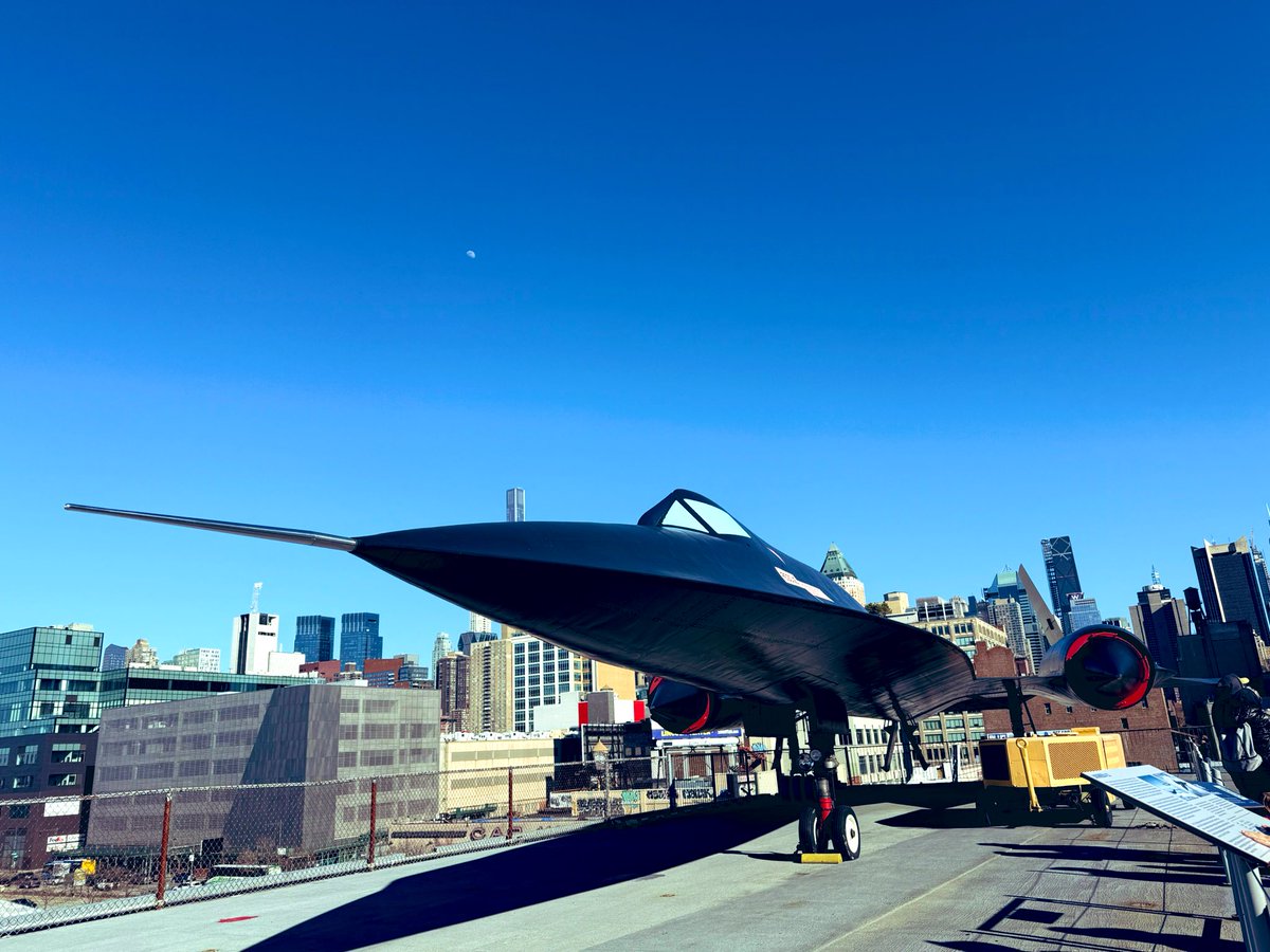 Memexiang's tweet image. 着いて早速　#INTREPID MUSIUMへ
#NY 
実は時差ボケあまりないです😅夜行性が功を奏し、到着後も活動😎