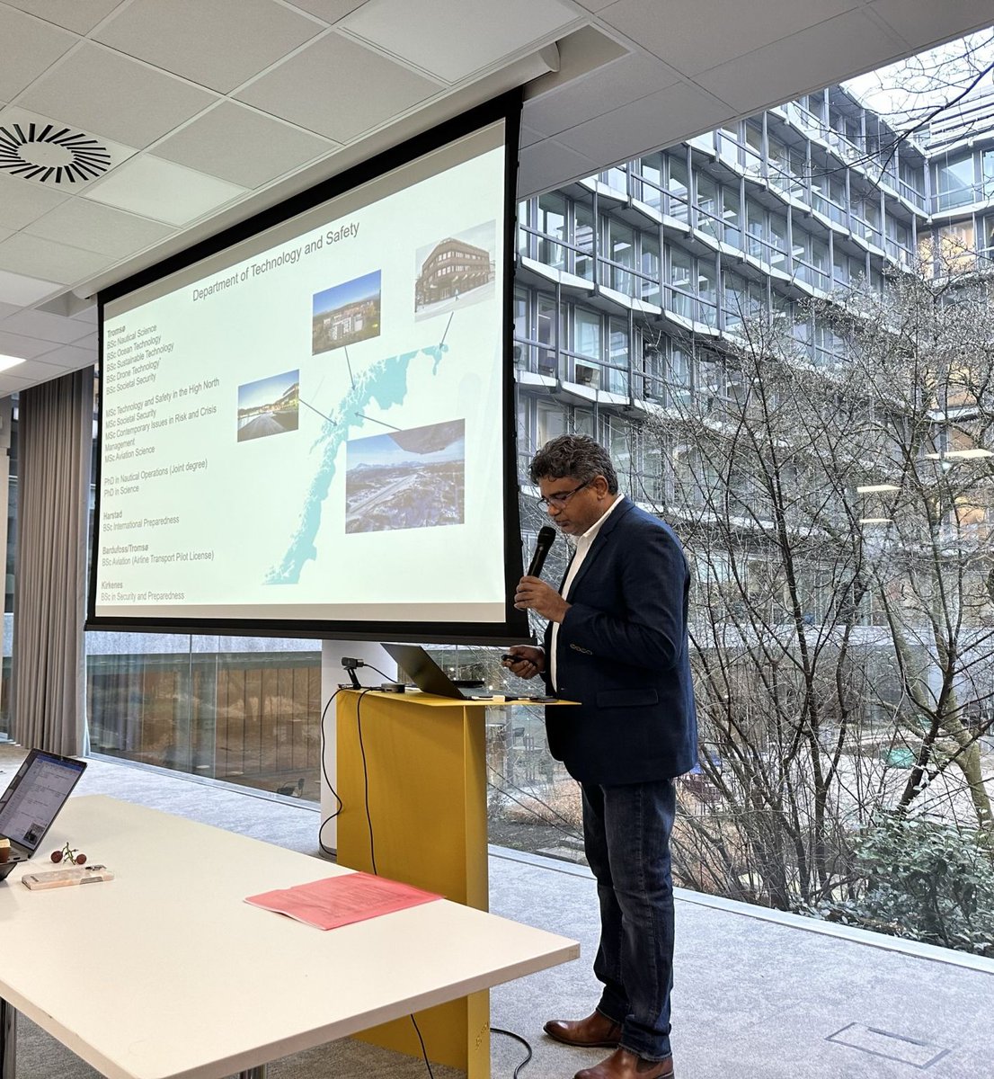 pererauit's tweet photo. Addressing the TwinShip Horizon Europe project (https://t.co/erli0DAqag) consortium at the kickoff meeting as the project coordinator, UiT- The Arctic University of Norway. https://t.co/uNINuJlHok