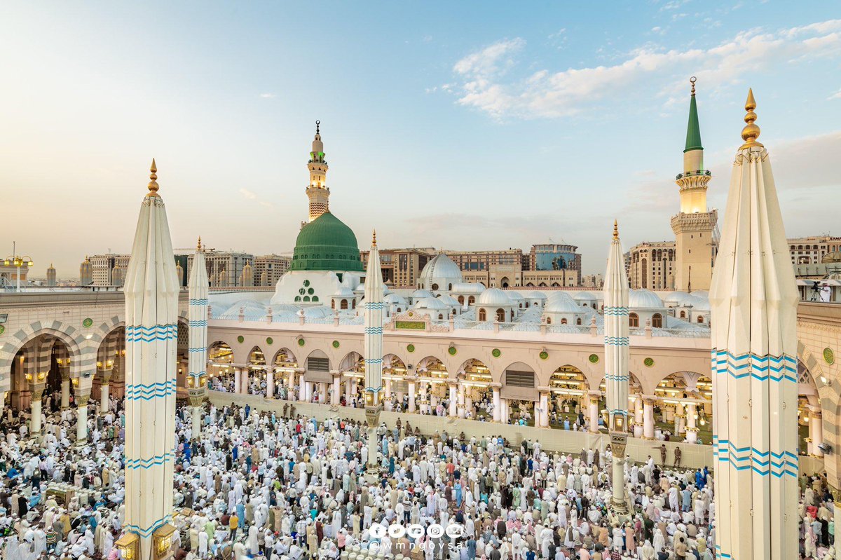 بمكةَ حرمُ الهدى عُمِرا
ليبقى المزارَ المنيعَ الذرى
أعزَّ بهِ اللهُ أُمَ القُرى
وطيبةَ حيثُ يضمُ الثَرى
رسُولَ السلامِ لكُلِ الورى
يُرَى كلُ شيءٍ بِها أخضَرا 

اللهم زد الحرمين الشريفين شرفًا وتعظيمًا، وزد زوارهما أمنًا وبركة
#رمضان
#رمضان9_الدعاء_المستجاب