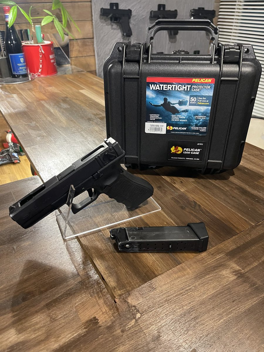 石狩のトレイルアームズで
グロックの18C買ったんだけど
どうせならケースも新しくしようかなと思って
ペリカンも買ってしまった…

でも作りがしっかりしてるから一安心で
