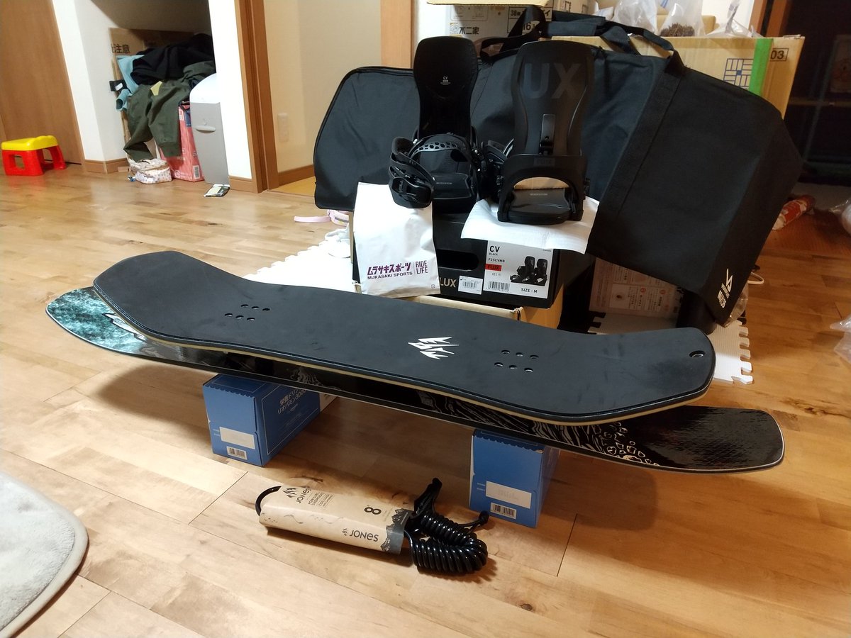 oyasu_snow's tweet image. 38度5分の熱でダウンしてたけど、JONESのスノスケ到着してテンションUP😆板のグラフィックが良い感じ✨

そして何故かFLUXのCVなバインも到着🤣カービングほぼ出来ないクセにww

バイン買ったのは妻に内緒🤭このポストを妻に見られませんように😂

#スノスケ
#スノースケート
#妻に怒られる