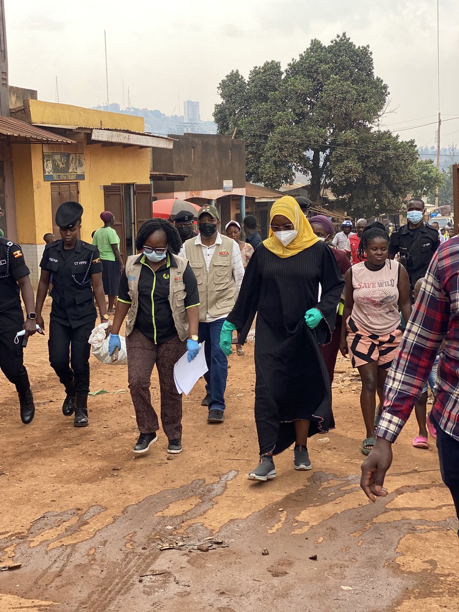 Buzeki_Sharifah's tweet photo. Earlier today, I joined the @KCCAUG team, local leaders, and residents in Kisalosalo Zone, Kawempe Division, for a community cleanup. It was a great experience interacting directly with the residents as we worked together to improve the cleanliness of our city. This collaborative effort is essential in building a smarter, cleaner, and healthier Kampala. I encourage all residents to practice waste segregation and avoid littering. Together, we can keep our city clean and green
#ForAbetterCity #weyonje #smartcity

@GCICUganda @KCCAED @KCCASpox