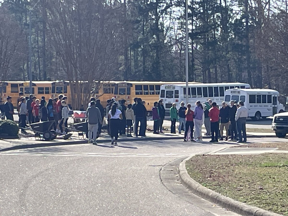 WCMSPTA's tweet photo. Thank you to everyone who was able to help clean up our school campus and garden! NJHS Students, Cary Teen Council, Cary High Interact club (Nancy Harwood for running things so efficiently), and all the parents and kids out on a Sat morning 😍 @westcaryimps https://t.co/QyJ4Qzmilm