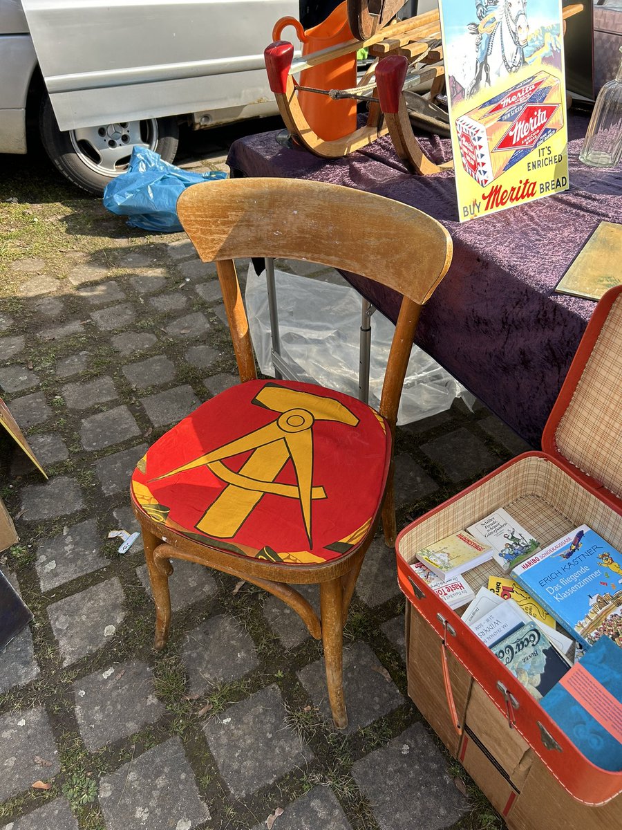 ja der arbeiterstuhl ist noch frei