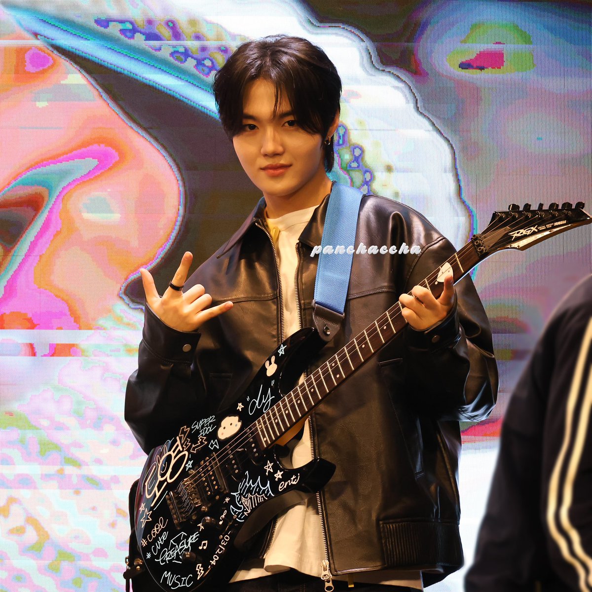 _panchaccha_'s tweet photo. 250309 와셀 팬싸 도영

⚡️ROCK STAR DOYOUNG🎸

#트레저 #도영  #DOYOUNG 
#TREASURE #ドヨン https://t.co/q5ey7IPoSL