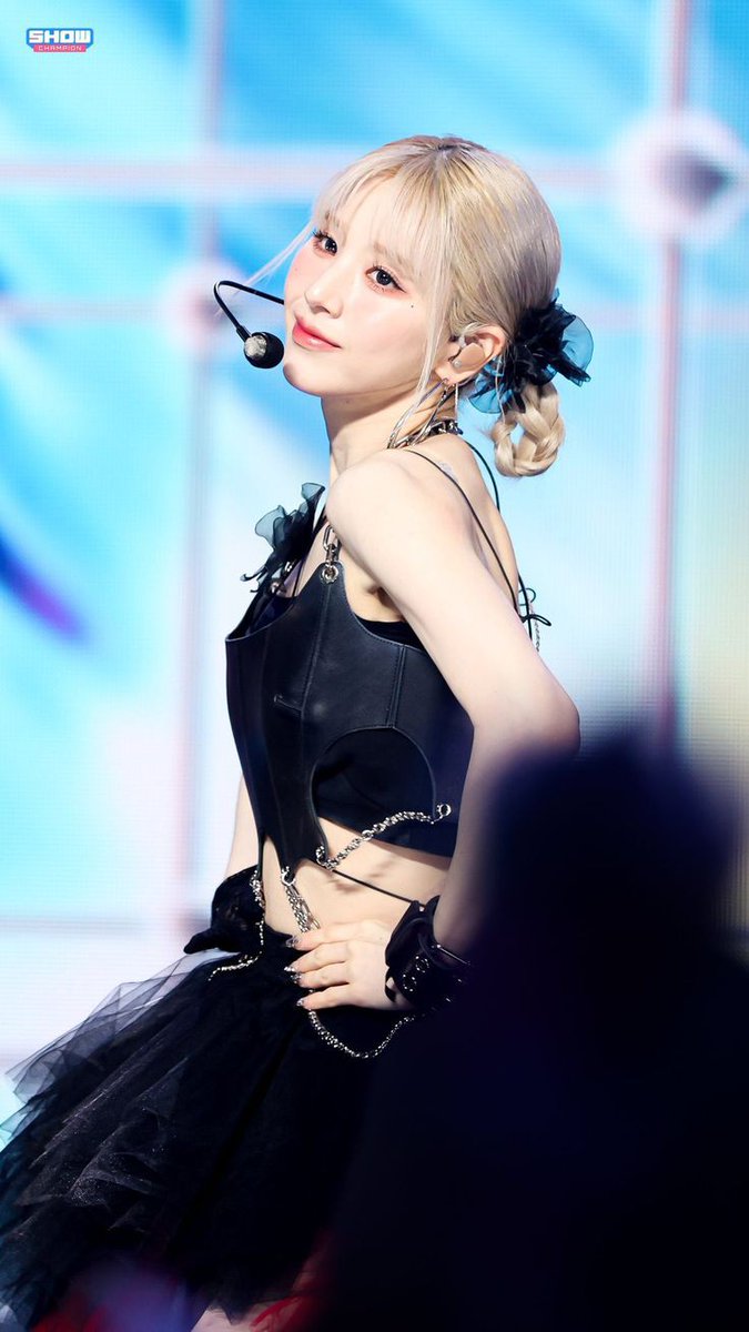 <a href="/sunwookir/">KSW!</a> Zoey tersenyum ke arah Naja, kemudian menaikkan mic yang sedari tadi ia pegang. Pandangannya beredar menatap para Teru dan Bozu pada malam ini. "Selamat malam para Teru dan Bozu." Ucapnya sembari tersenyum dengan manis. ㅡ