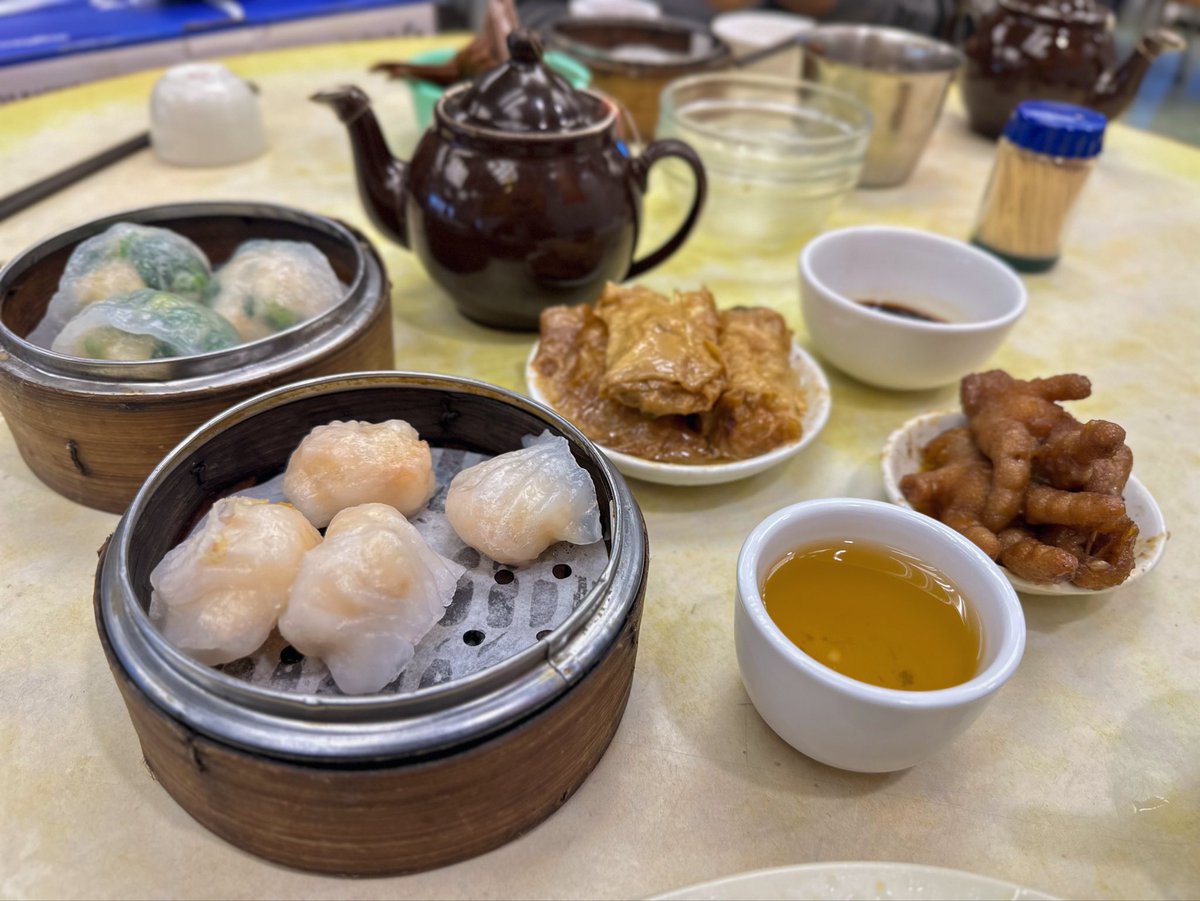 seoigwaagwaa's tweet image. 荃灣 #海連茶樓 獨食難肥😝～慢慢細味一籠籠鮮甜蝦餃、菠菜餃、雞扎同燒賣，配埋壺普洱茶，滿足感爆棚！🍤🥟😋  Who needs company when you have dim sum and tea? 😆🍵

#良店
#YellowEconomicCircle