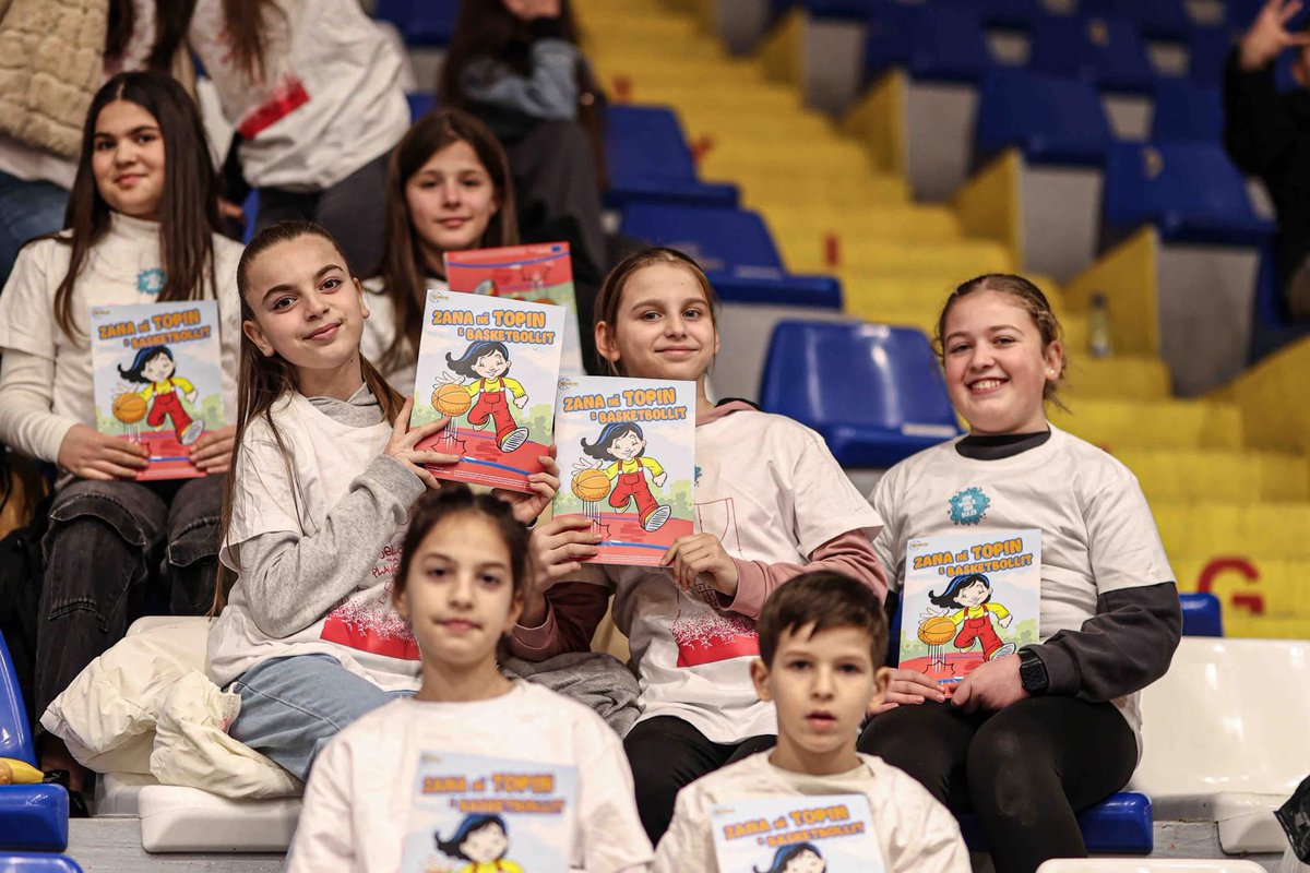 KBF_Official_'s tweet image. Për të gjitha vajzat që ëndërrojnë të shkëlqejnë – kjo është për ju! ✨

Ne jemi krenarë të prezantojmë ‘Zana në Topin e basketbollit’, një libër komik i krijuar si pjesë e #PromiseProject! 📖🏀

Nëse dikush ju ka thënë ndonjëherë që basketbolli nuk është për vajza… ky libër