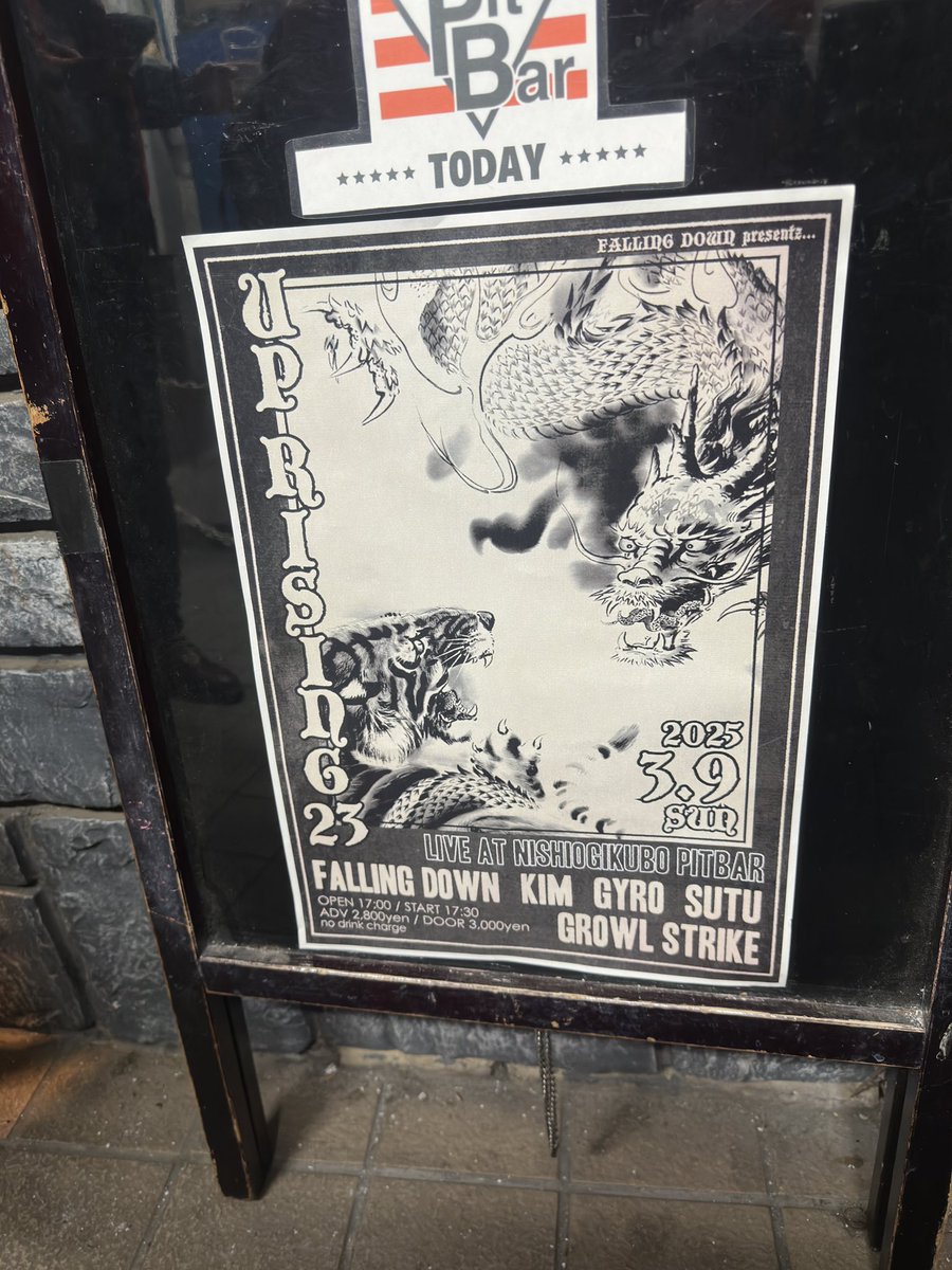 bisaratom's tweet photo. なにげに今年初ライブ。
久々のライブ、楽しすぎたあ！！
#FALLINGDOWN #KIM
#JYRO #SUTU #GROWLSTRIKE #pitbar https://t.co/HtjI5nIUEL