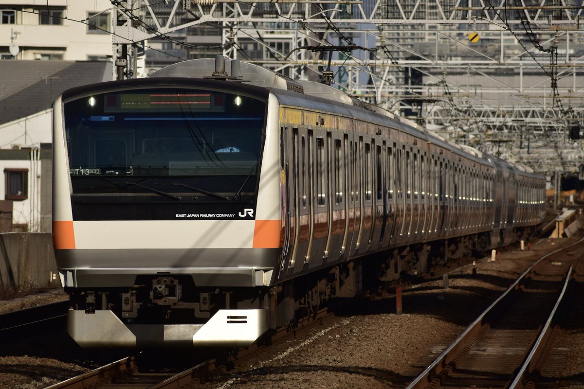 Sakufam_el's tweet photo. 2025/03/09
中央線快速、特快他
西荻窪、高円寺

中央線のグリーン車に無料で乗れる最後の日曜ということで、高尾から都心まで乗ってきました。帰りに王道のe233系を王道のストレートで。カラーバリエーションの多い系列ですが、比較的独特な塗り分けが目を引く中央線です。 https://t.co/xDDWWmwti5
