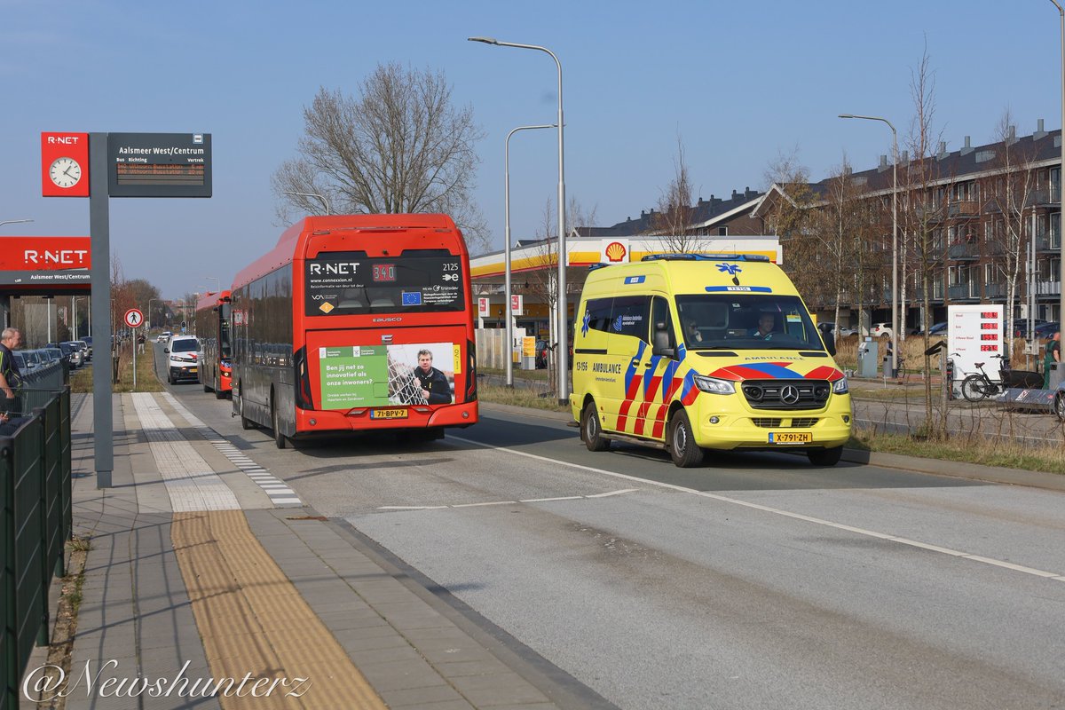 newshunterz's tweet photo. Zondag 9 Maart 2025 12:38
#Wielrenner wordt geschept door #stadsbus op de van Cleeffkade #Aalsmeer . #Traumaheli met #mmt gekomen om medische bijstand te verlenen. Wielrenner gewond maar wel aanspreekbaar naar zhuis . Bestuurder stadsbus en passagiers kwamen met de schrik vrij . https://t.co/23Sup63KQW