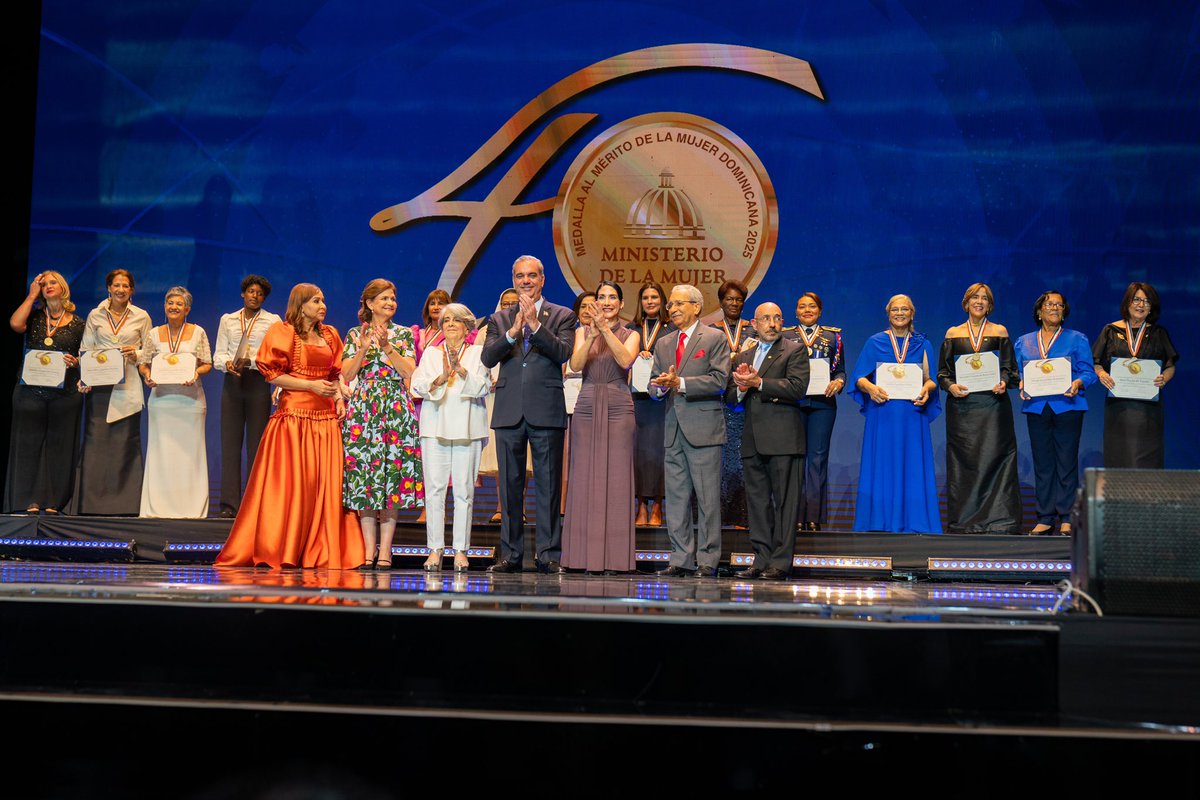 raquelarbaje's tweet photo. Anoche, junto a @luisabinader, asistí a la 40.ª entrega de la Medalla al Mérito de la Mujer Dominicana, celebrada en el Gran Teatro del Cibao, Santiago. Durante la ceremonia, @MayrajimenezTFJ, ministra de @MMujerRD, pronunció un discurso en el que reivindicó los logros alcanzados y llamó la atención sobre los retos que aún tenemos por delante.

Fue muy grato para mí entregar el Premio a la Inclusión a Mónika Despradel, presidenta de la Fundación Nido para Ángeles, en reconocimiento a su labor en favor de la niñez con parálisis cerebral.

La Medalla al Mérito de la Mujer Dominicana reconoce el esfuerzo y la dedicación de mujeres que, con su trabajo incansable, contribuyen a transformar nuestra sociedad. Es un privilegio celebrar los logros de aquellas que, con su ejemplo, nos inspiran a seguir avanzando hacia un futuro más igualitario y justo.

Felicito de corazón a todas las galardonadas. Su lucha es una inspiración para todos. ¡Sigamos trabajando por un mundo donde cada niña, joven y mujer pueda alcanzar su máximo potencial! ✨