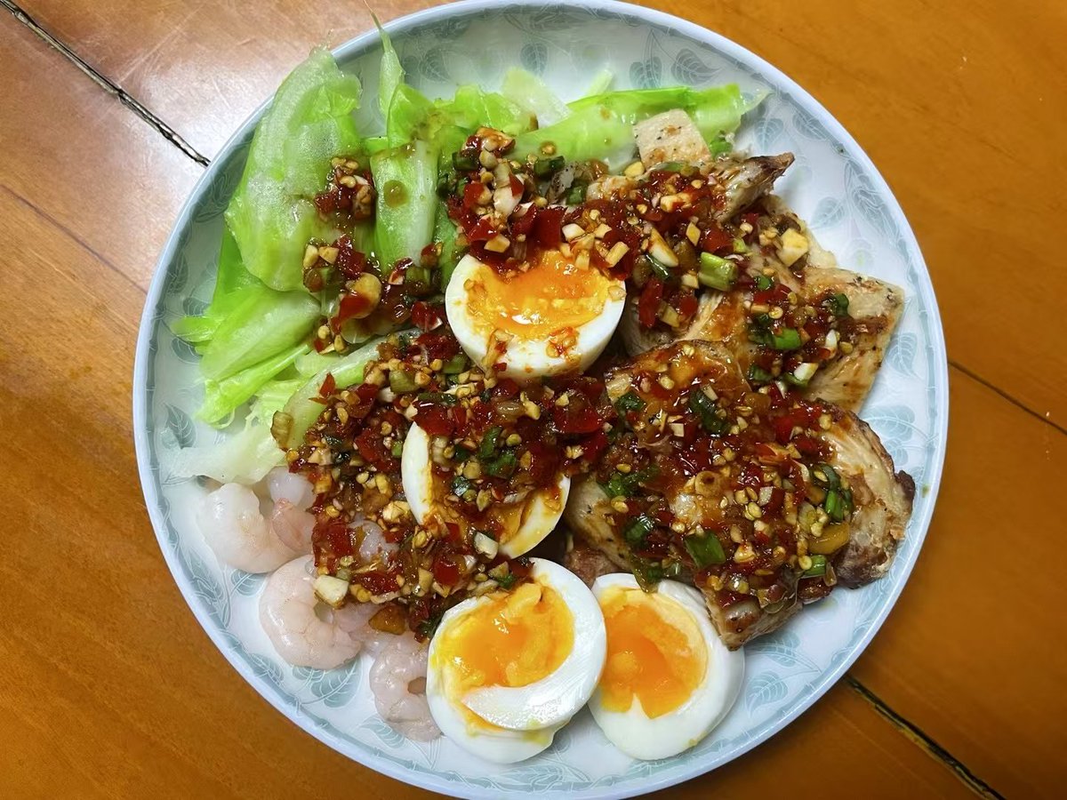 liuweny72668944's tweet image. 麻辣版的减脂餐
虾仁鸡肉鸡蛋一样不能少