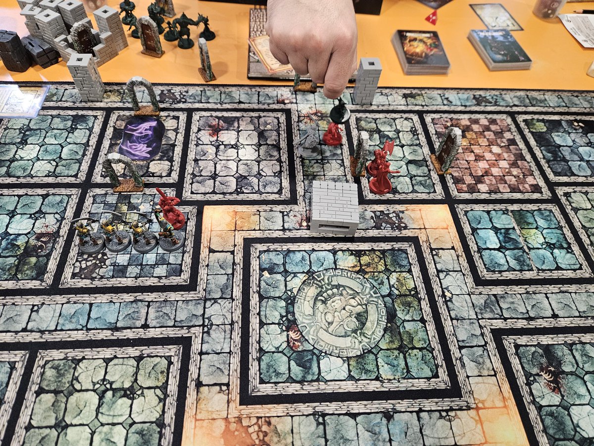 Pero este sábado, también hemos adentrado en las mazmorras del Malvado Brujo para detener su maldad dentro del mundo de  #Heroquest.
<a href="/AvalonHill/">Avalon Hill Games</a>