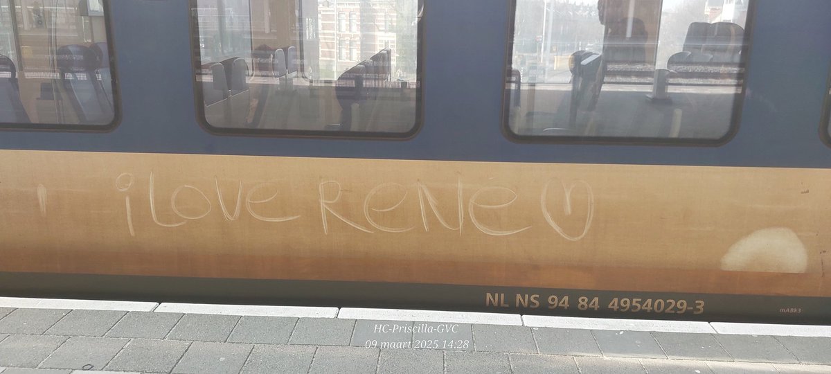 Lieve Rene, hij of zij houdt van je ! Ik dacht : ik geef het even aan je door. Service van <a href="/NS_online/">NS online</a> #Treinleven #DeReisVanMorgen #MooisteBaanTerWereld