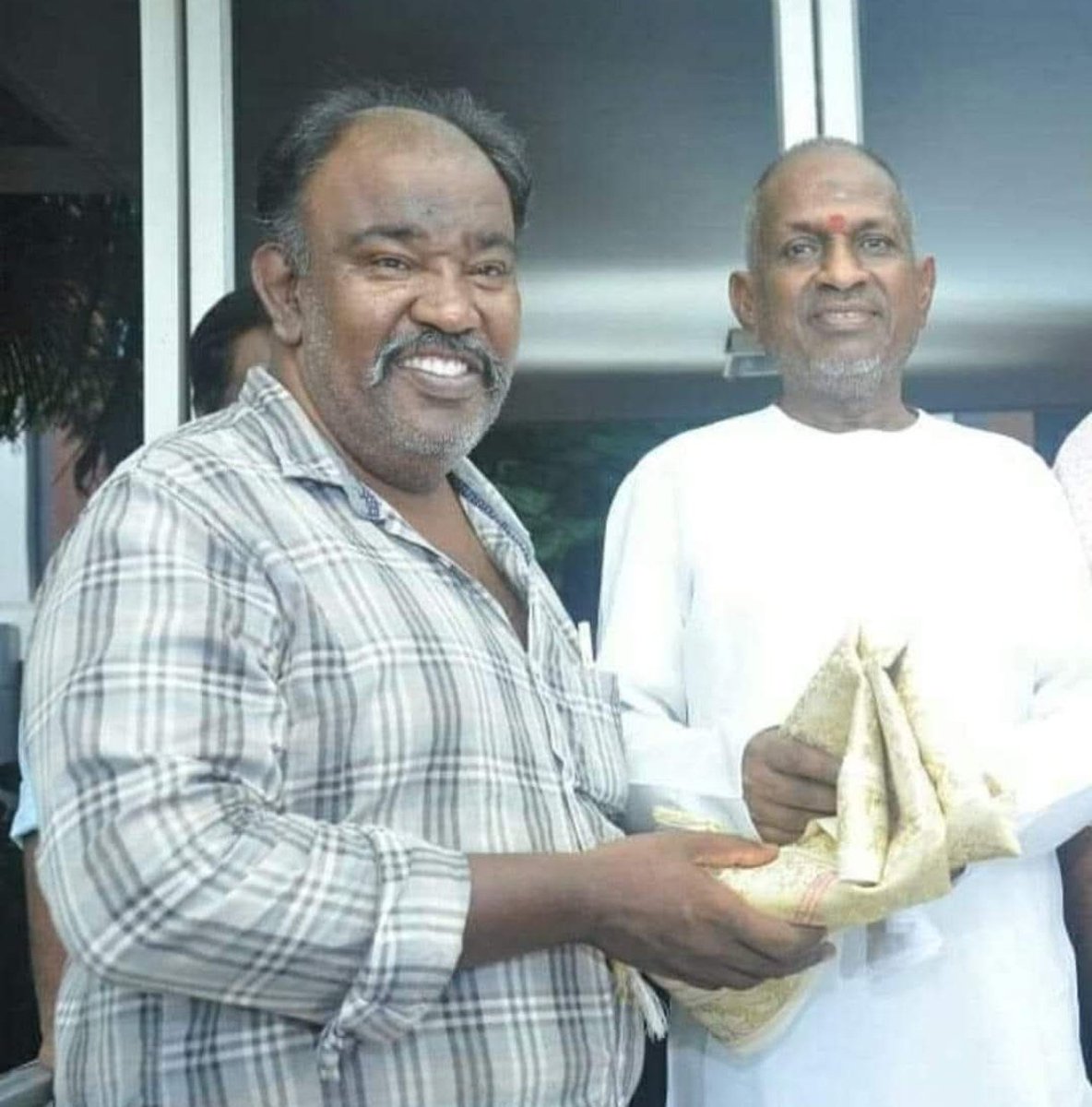 பண்ணைபுரத்தில் ஹார்மோனியம் வாசித்த கைகள், இன்று லண்டனில் சிம்பொனி  படைக்கிறது.  

சாமி, உங்களால் இந்தியாவிற்கே பெருமை! பாராட்டுகள். 
தலைவர் திரு ரஜினிகாந்த்