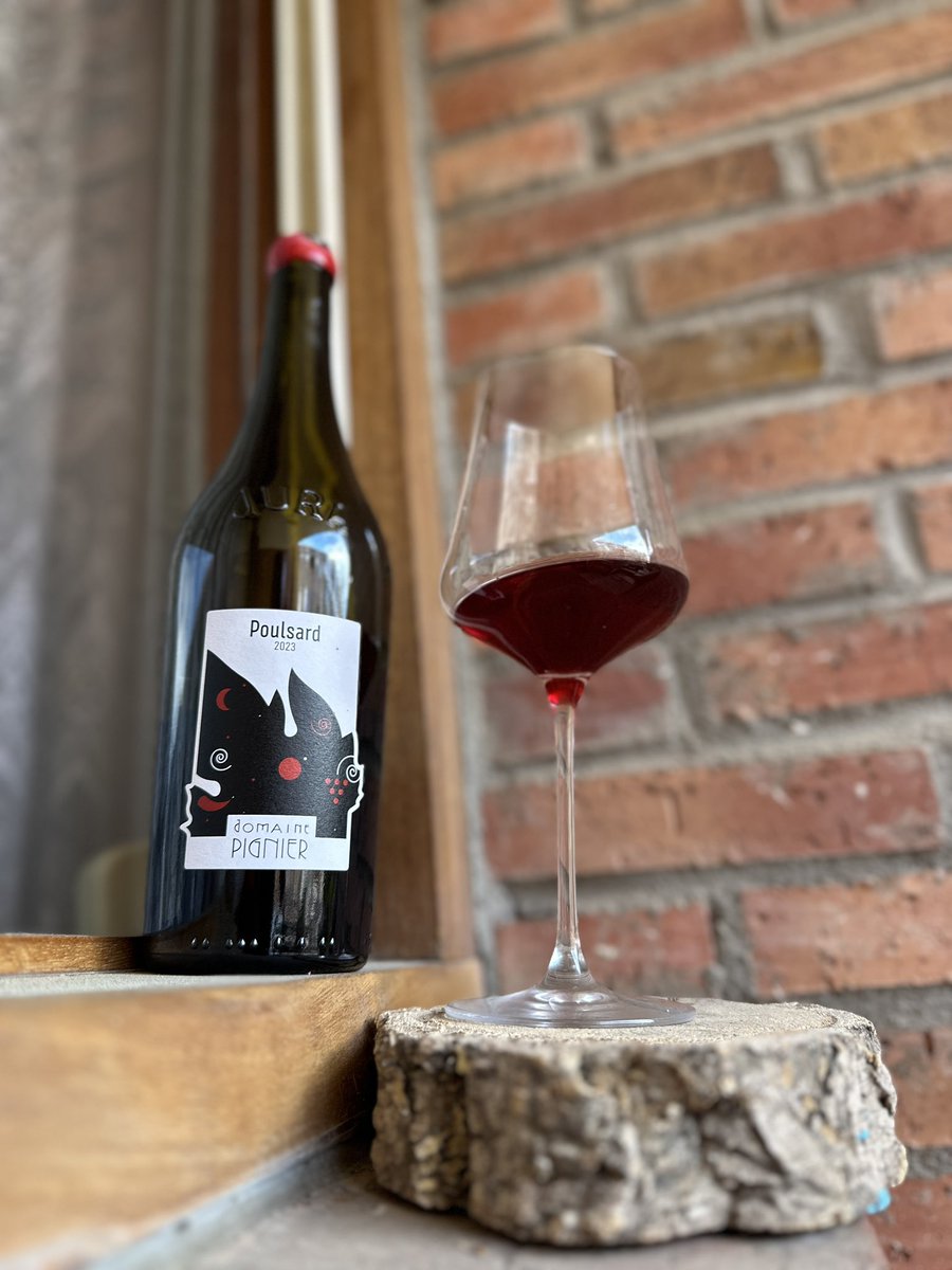 When you blind taste you learn a lot. You also happen to taste wines form the same wine region. In this case we opened two Jura wines:

Domaine des Marnes Blanches Savagnin En Jensillard 2022.
Domaine Pignier Poulsard 2023.

Learning to taste and tasting to learn is a hard job.