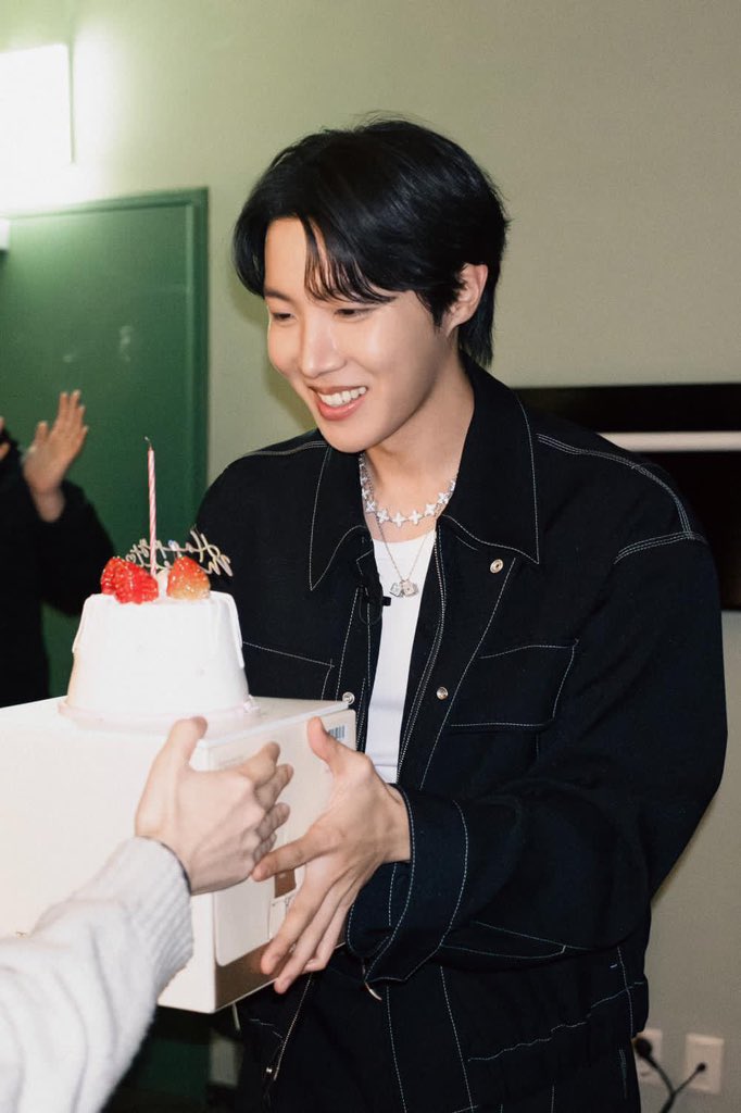 [📄 Instagram Broadcast Channel — hope_to] #Jhope 

"냠냠 😋 🍽🎂"