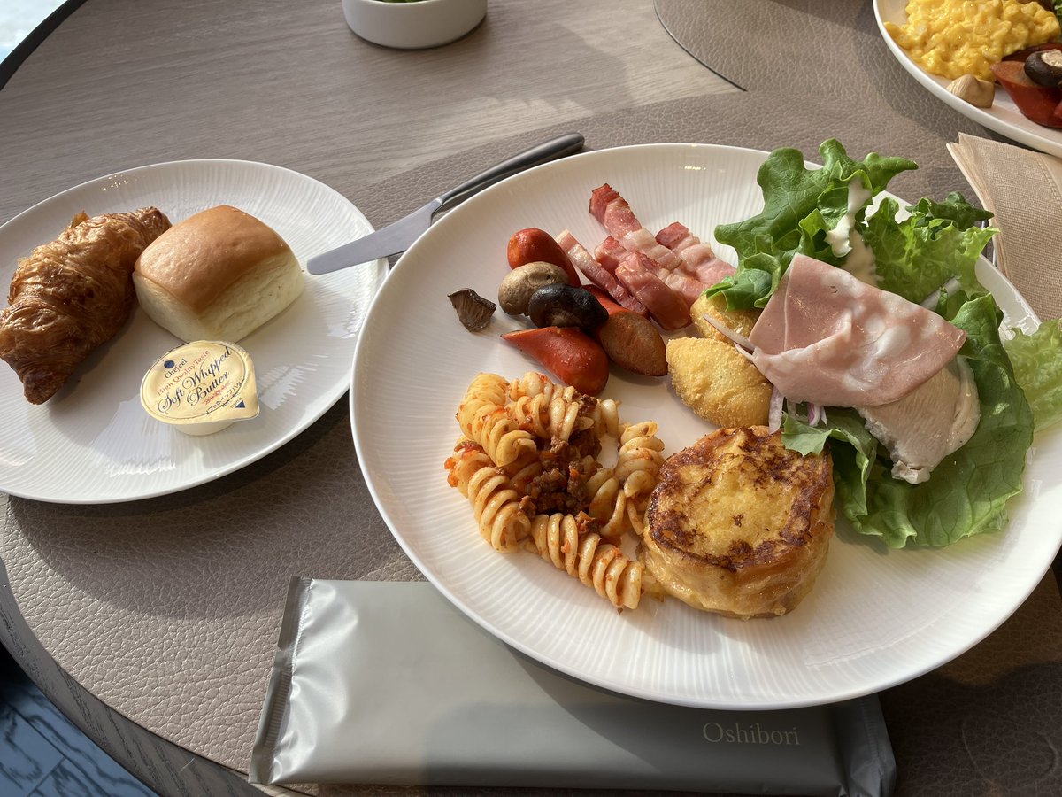 chawachinoreore's tweet photo. 朝食目的で青森駅直結のホテルReLaboへ🏨
ずっと気になっていて、お得な割引プランを見つけて即予約‼️
#青森
#ReLabo
去年オープンしただけあって、さすがに綺麗✨
フィットネス、温泉、ヨガ🧘充実してます🧘温泉などがあるフロアの奥にはリンゴジュース飲み放題のラウンジ🍎
王林うめぇ〜🍎
部屋を選べないプランだったので駅前を見渡せる側でしたが、新しいのとデザインが良いので満足✨
そして楽しみにしていた朝食🌞
ウェルネスブレックファーストと言うらしい🥄
オーガニックやヴィーガンメニューが揃い、リンゴ入りのエッグベネディクトやオムレツを、その場で調理してくれる🥚
それなのに結局肉中心に選んでしまう自分が情けない😂
ガツンとくる朝食ではありませんが、健康的な感じがして逆に食べ過ぎました💦
スイーツも美味しいです🍎🍓
温泉のシャワーの数が少なめ、温泉の更衣室とラウンジが狭いなど少し気になった点はありますが、全体的に良いホテルです🙆
近くに観光できる場所も多々あるので👍
新幹線だと新青森駅から乗り換えで青森駅まで移動する必要がありますが、充分満足できると思います✨
周辺のホテルと比べると高め設定ですが、施設を堪能する前提であれば気になりませんね🤑
デジタルデトックスも出来たし来週からバリバリ行くぜぇ💪