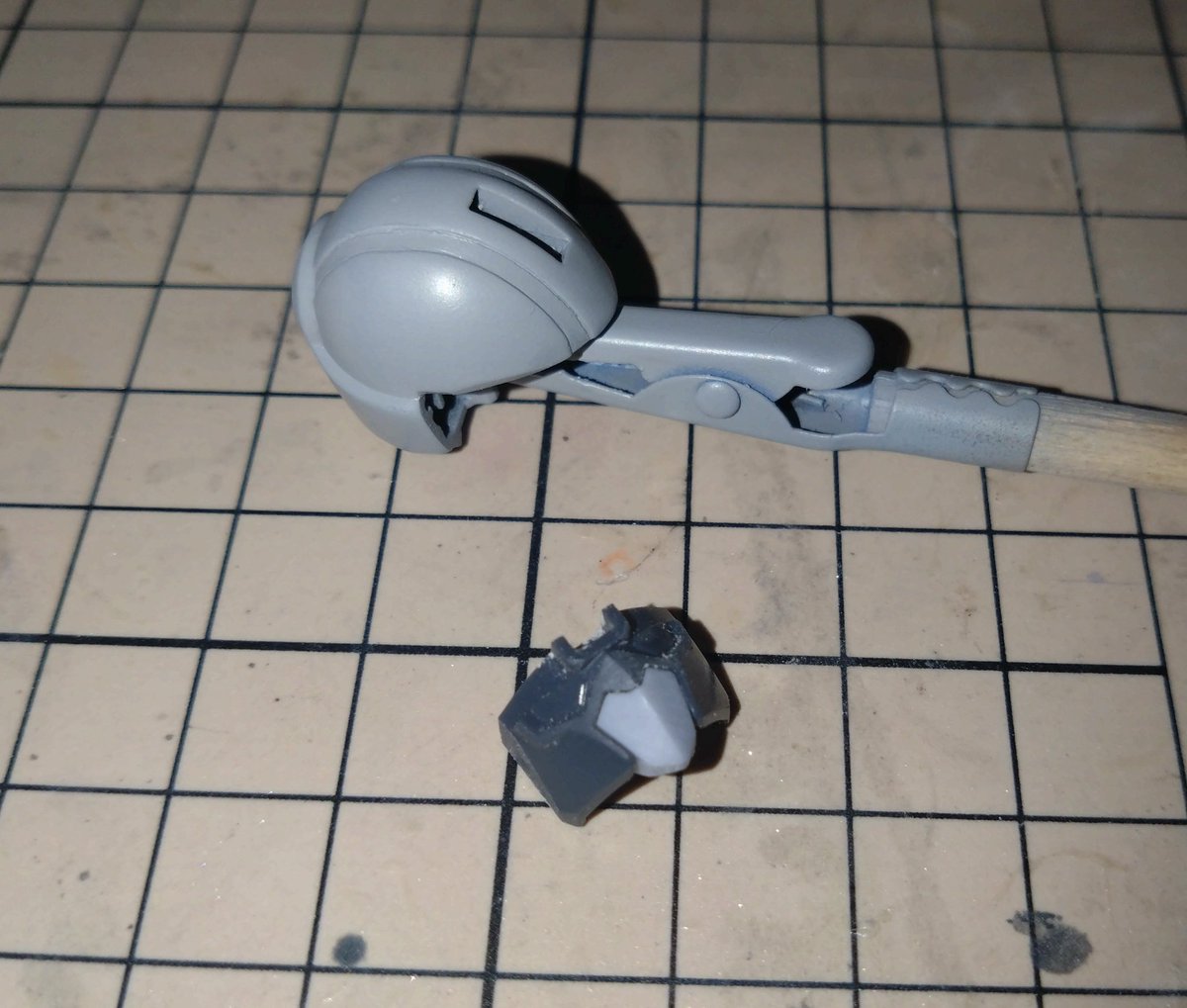 改修点は主にΣオービスの合体時に変形する所をミネルバ改同様に高機動仕様にするためにパーツを変更しました

そのためトサカ、肩は大きく形を変えましたしマントはスタビライザーにしました

他は武器の肉抜きをプラ板で埋めたり頭部の合わせ変更をし合わせ目消ししつつフェイスを後ハメ化しました