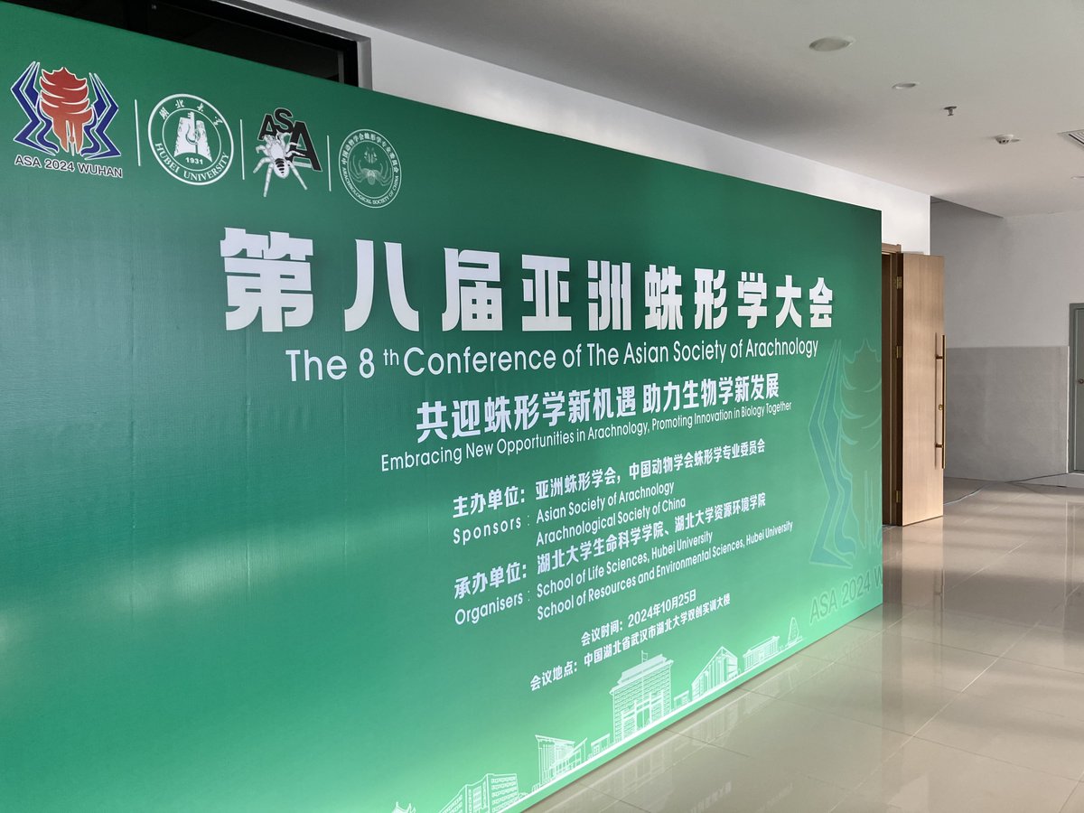 Qu_brcspider's tweet photo. 九州大学　生物研究部クモ班です！

全国でもなかなか珍しい、クモ好きが集まるサークルです。キャンパス内でクモを探してリストを作ったり、論文を出したり、クモを愛でたり、国内外の学会に参加したりとのびのびほのぼのと活動しています。
#春から九大 https://t.co/fm0X5yITbE