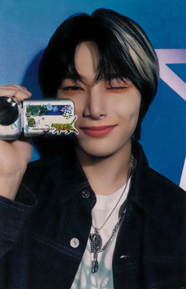 [scan] 2025 season's greetings
pre-order gift photocard

#StrayKids #스트레이키즈