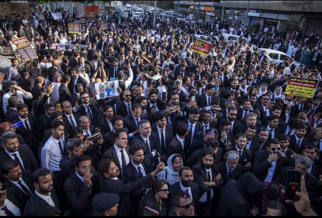 kumailsoomro's tweet image. Thousands of lawyers rallied in Karachi against controversial canal projects to divert Sindh's share of Indus River water for corporate farming in Punjab.

The resistance has turned into a mass movement and won't stop as Sindh's survival is at stake.

#SaveRiverIndus