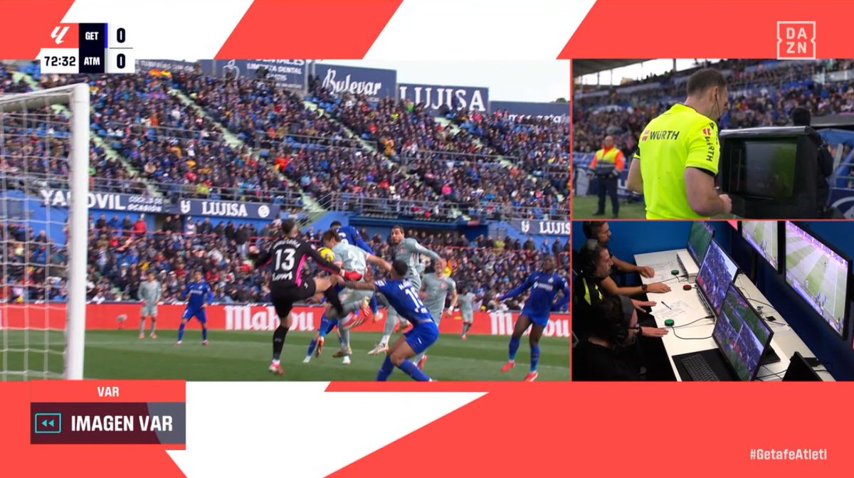 ArchivoVAR's tweet photo. 🖥️💥 Comedia fina del VAR en el Getafe - Atlético de Madrid.

👉🏻 David Soria detiene un remate y el balón golpea, tras el rebote, en la mano de Alderete, la cual está usando para protegerse.

❌ NO ES PENALTI.

▪️ Figueroa Vázquez y Cuadra Fernández se inmolaron en directo. https://t.co/S8Kq575zNE