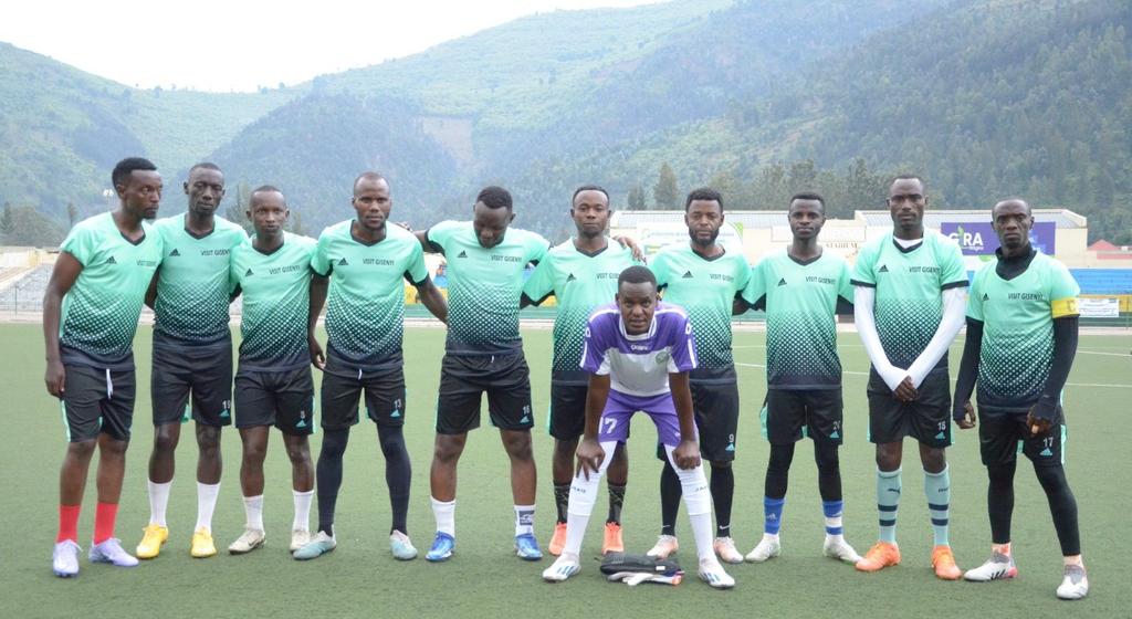 Umurenge Kagame Cup #Boneza ya <a href="/RutsiroDistrict/">Rutsiro District</a> itamenyereye gukinira kuri Tapis inyagiwe na #Gisenyi ya <a href="/RubavuDistrict/">Rubavu District</a> 2-0 ni nyuma y'umukino Aho byari Boneza 3-1 Gisenyi bituma Gisenyi ikomeza kubwo gutsindira hanze <a href="/RwandaLocalGov/">Ministry of Local Government | Rwanda</a> <a href="/promulindwa/">MULINDWA Prosper</a>