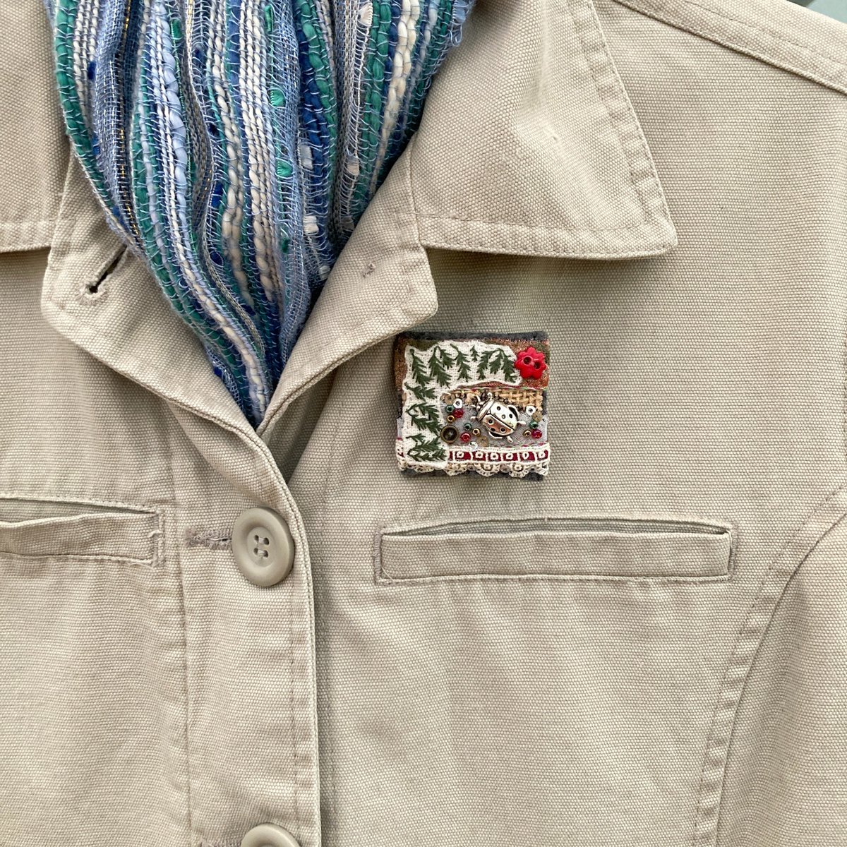 Ladybird season is nearly upon us - I spotted a couple while gardening this weekend 🐞
Accessorise outfits and jackets with this pretty ladybird brooch, hand sewn with embroidered detail, trims and embellishments.
elliestreasures.square.site/product/ladybi…

#MothersDay  #shopindie #MHHSBD