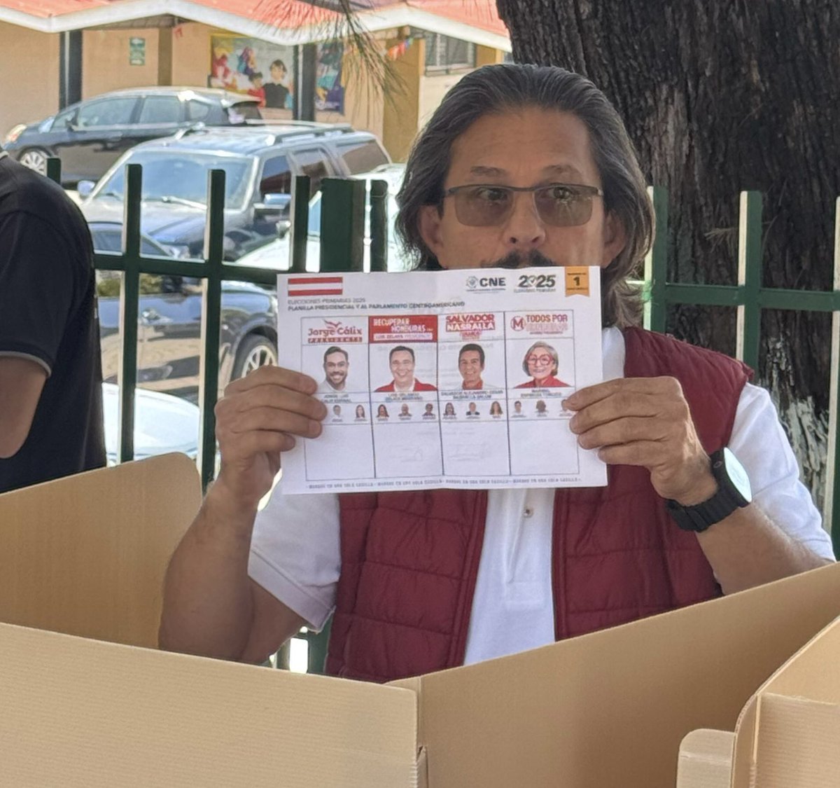 Para que me ataquen los “LIBERALES” que se han infiltrado en el Partido Liberal como su vehículo para lograr sus objetivos y que les duele que les quite la máscara! 

Fumen oportunistas! Liberal vota Liberal!