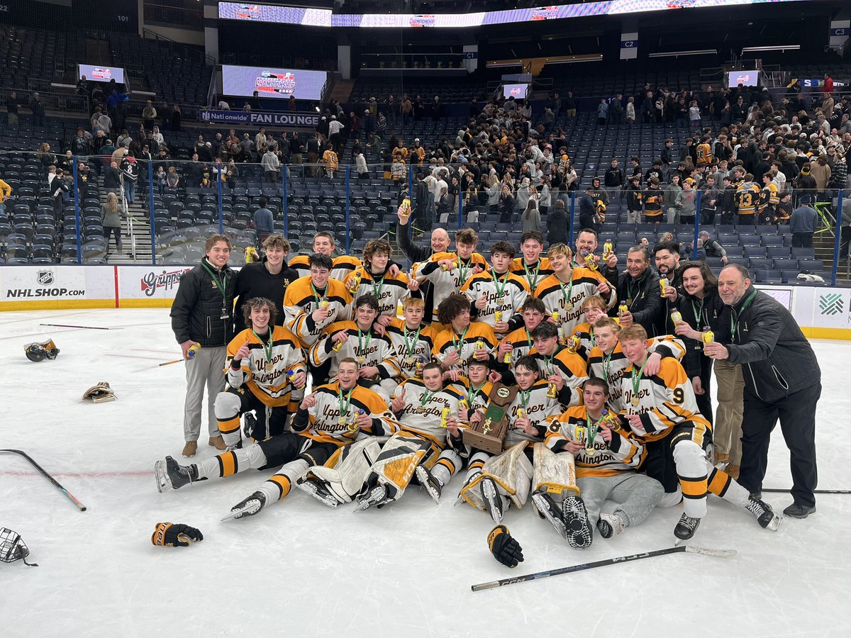 STATE CHAMPS!!! 🏆 🥇 

Our Golden Bears defeat St. Ignatius 5-2, securing the 1st ice hockey state championship in school history! 🐻