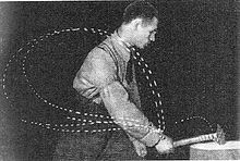 What can a blacksmith hammering nails teach us about skill learning?
A lot.
Bernstein’s famous experiment revealed that expert performers don’t repeat movements—they adapt to repeat success.
Here’s what it means for coaching. 👇