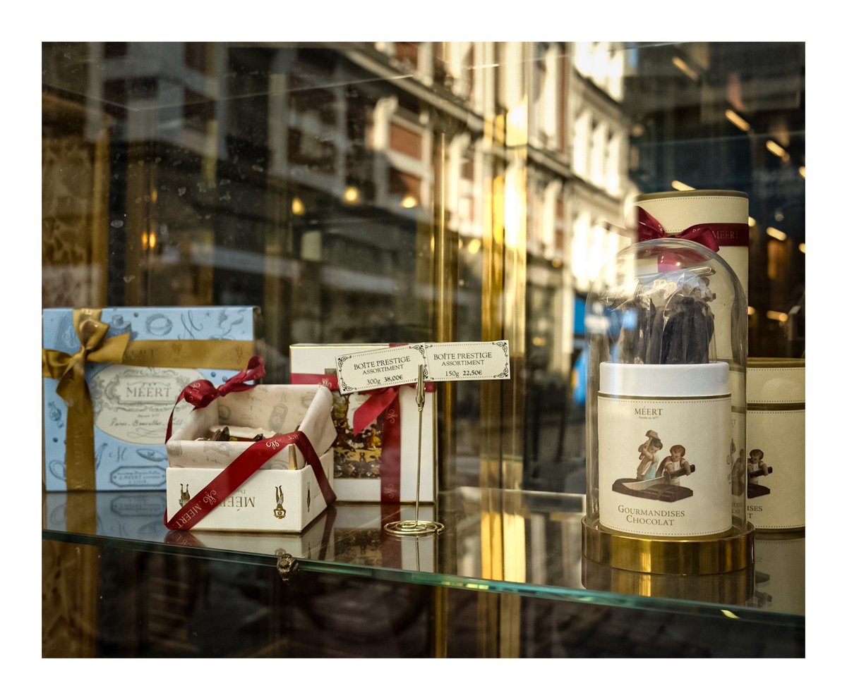 🌿 photo <a href="/jocelynjosso/">Jocelyn Josso • Photographe • Dessinateur</a> 
🍁  #lille #patisseriemeert #meert #gaufres
🪩 #artphotography #vitrine
 🍂 #fujifilm #fujix100v
