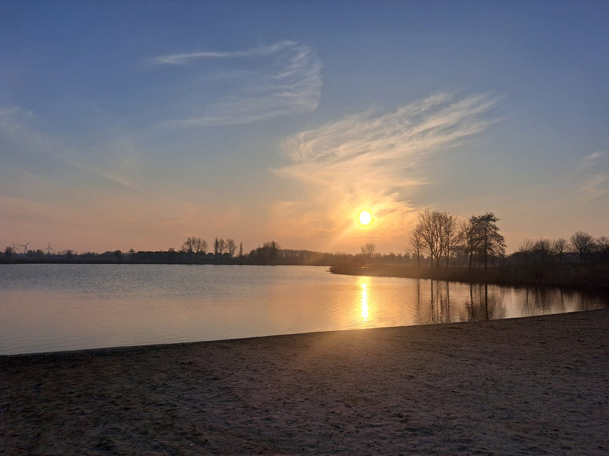 Het was, vooral dit weekend (uit de wind) heerlijk toeven op het <a href="/strandje/">Sjimmie v/h Strandje</a>. Wel record warm, maar nog niet record druk. Het zonnetje  heeft de meeste naturisten nog niet uit de winterslaap kunnen wekken.