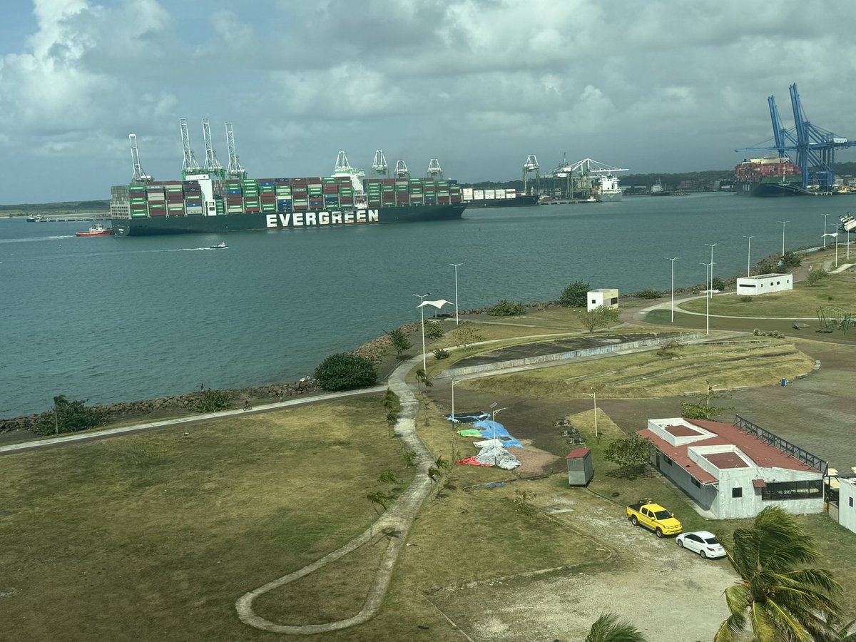 El paseo marino de Colón es hermoso, está a la altura de la Cinta Costera de la capital. 
Con un toque mágico, líderes con visión y un mejor acondicionamiento para hacerlo más recreativo, podría cobrar vida, atraer a más personas e incentivar el deporte. 
Domingo 3p.m. y vacío.🤷‍♂️