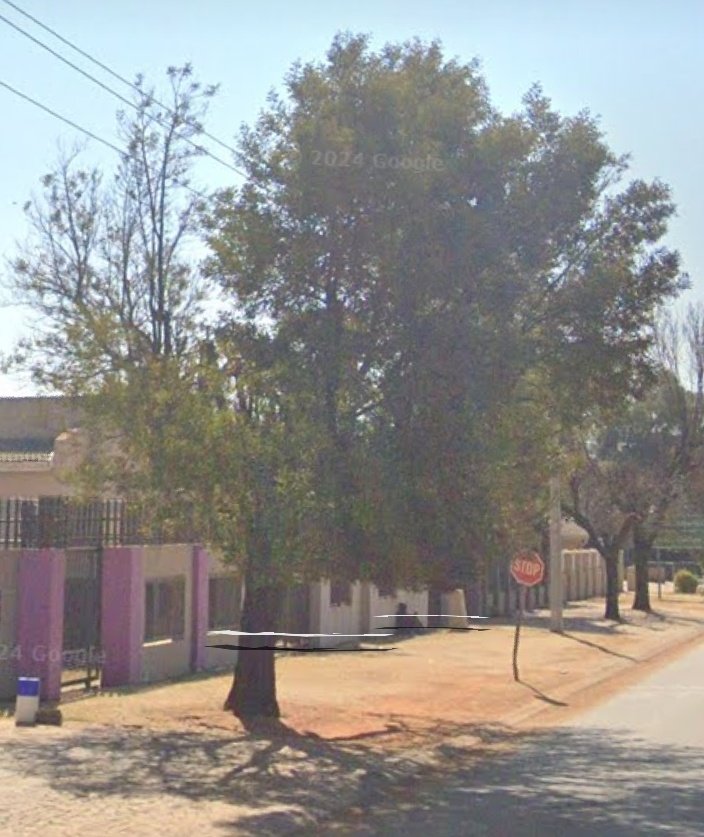 dood786's tweet photo. Please note electric cable caught fire and a loud explosion occurred resulting in a power failure to Takolias farm and Thembelihle.
@CityPowerJhb @CityofJoburgZA 
The tree growing into the cables is what burnt
Address 22 Scorpio Drive, Lenasia ext 9

Sugges to remove entire tree https://t.co/A9OJIcXfnT