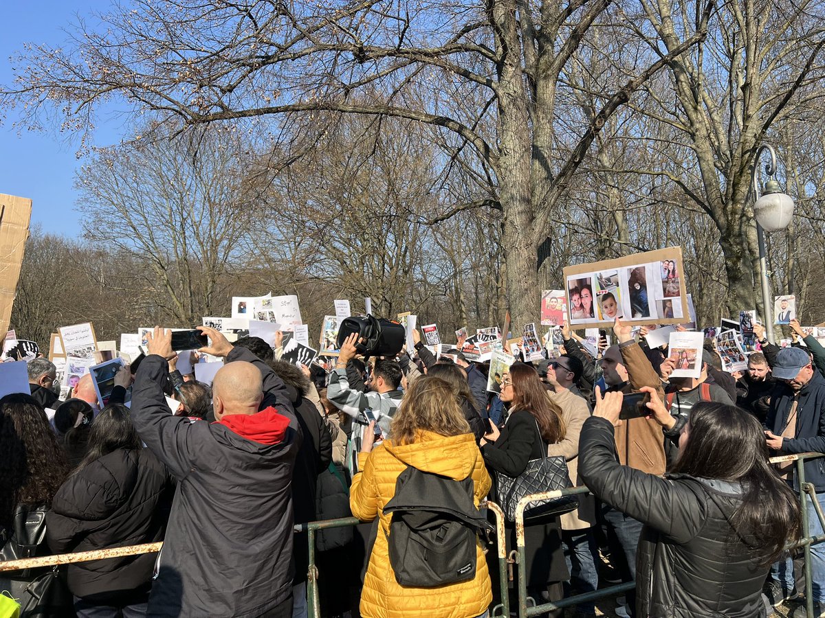 Es tut sich etwas: In Berlin, vor der 🇹🇷Botschaft, haben bis gerade eben ca. 1000 Menschen gegen die Verbrechen der IS- &amp; Al-Qaida-Terroristen in Syrien und ihre Unterstützung durch Erdogan demonstriert. Es wurden Bilder der Opfer, überwiegend Alawiten &amp; Christen, hochgehalten.