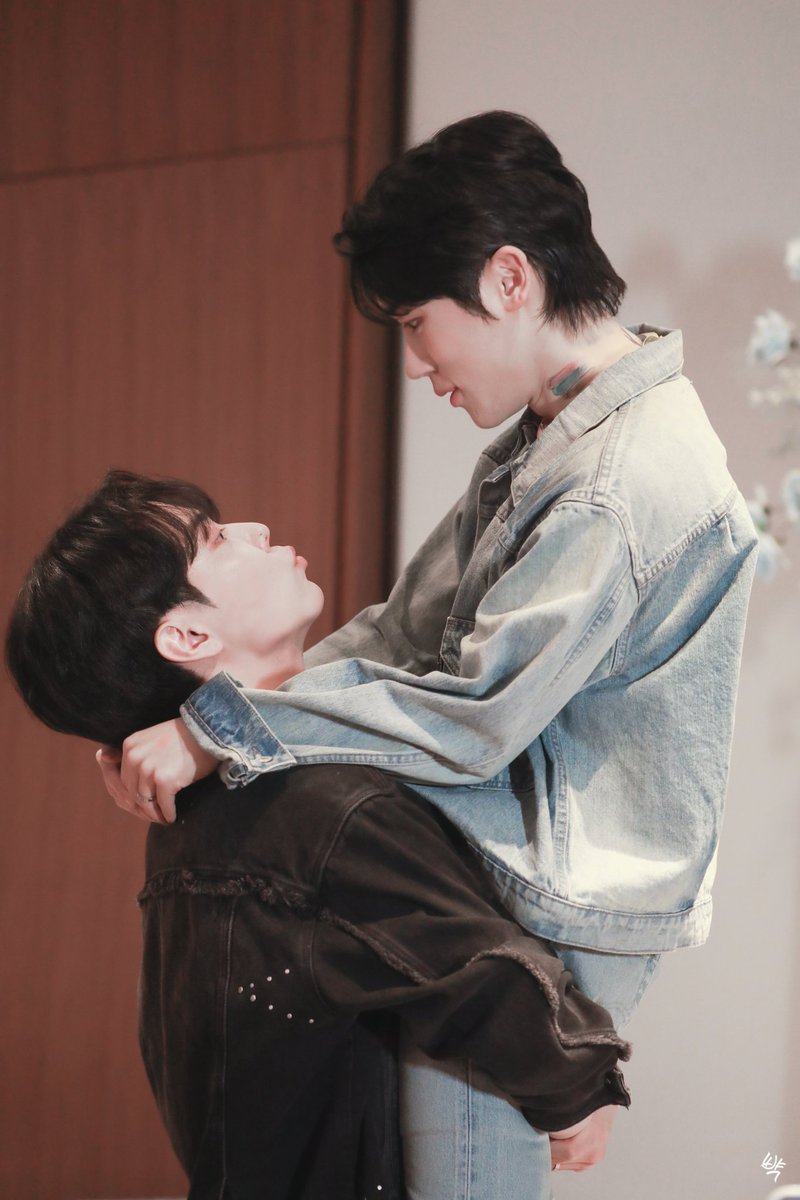 20230119jsh's tweet photo. 250308 #준성호 광저우 팬미팅 디너쇼 

롯데월드 뽀뽀😗❣️

#junseongho https://t.co/X4m7Dq2tmF