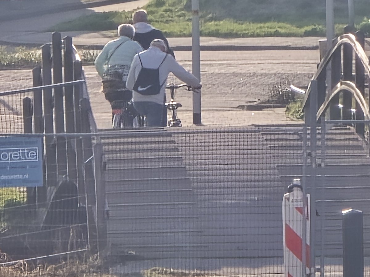 HenkNieuws's tweet image. Valpartij dame nadat ze over het beruchte bruggetje fietste 🤦‍♂️ Gelukkig goed gekomen met de dame 🙋‍♂️ #Westland 🙏🏼🇳🇱 s-Gravenzande  NieuweVaart  Gevaarlijk bruggetje Ja Niet eerste valpartij 🤦‍♂️
 @GemWestland