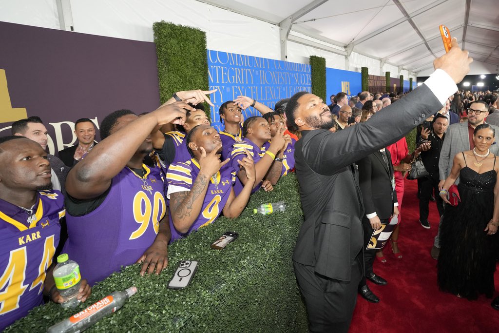 RapSheet's tweet image. The #Browns and Myles Garrett have a deal! Per me and @TomPelissero, it’s $40M per year with $123M guaranteed.