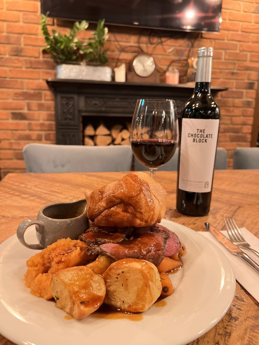 Sunny Sundays can only mean 1 thing!! 

We have the rugby playing, roast all day, and a perfect sunny spot to enjoy your pint 🍺 

Can it get any better ? 

#sundays #roast #rugby #sixnations #youngs #cambridge #sunny