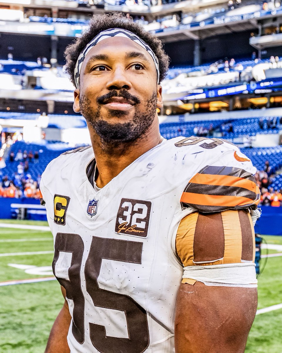 Front Office Sports (@fos) on Twitter photo Myles Garrett and the Browns have agreed to a $40M-per-year contract extension, with $123.5M guaranteed, per <a href="/AdamSchefter/">Adam Schefter</a>.
He is now the highest-paid non-QB in NFL history. Myles Garrett and the Browns have agreed to a $40M-per-year contract extension, with $123.5M guaranteed, per <a href="/AdamSchefter/">Adam Schefter</a>.
He is now the highest-paid non-QB in NFL history.