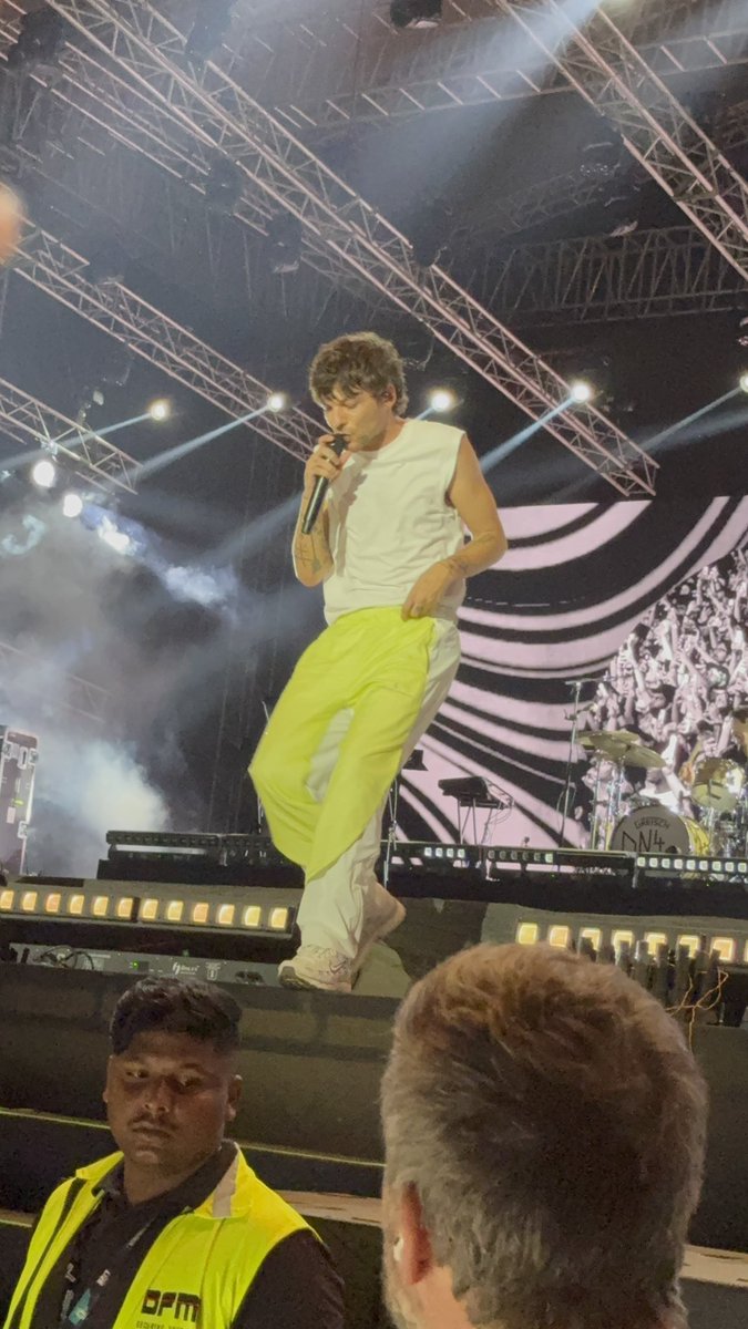 tdefenseless28's tweet image. Lolla India 2025 Louis Tomlinson Recap: “How you doing? My name's Louis Tomlinson &amp;amp; this is my fucking incredible band. Thank you, thank you, thank you for having us. We're gonna let you in to a bit of a insight here. My view was like, from there &amp;amp; I could see like maybe this…