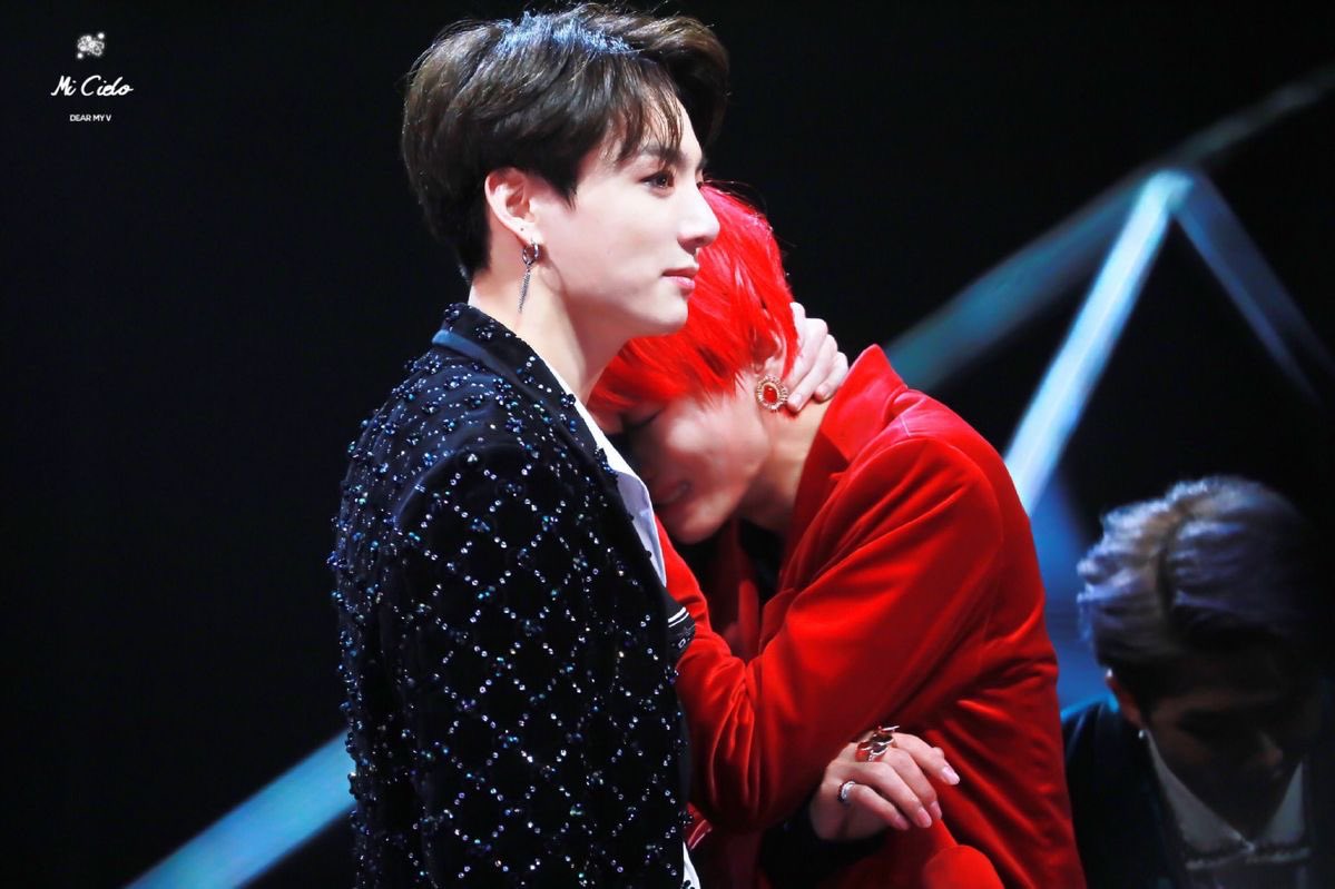 สำหรับคนอื่นไม่รู้ แต่สำหรับเราขอยกให้โมเมนต์นี้เลย แทเป็นคนที่ร้องไห้ได้น่าสงสารมาก ๆ ขอบคุณจองกุกที่โอบกอดแทเอาไว้แม้ตัวเองจะอ่อนไหวเหมือนกันก็ตาม น่ารักกันจริง ๆ