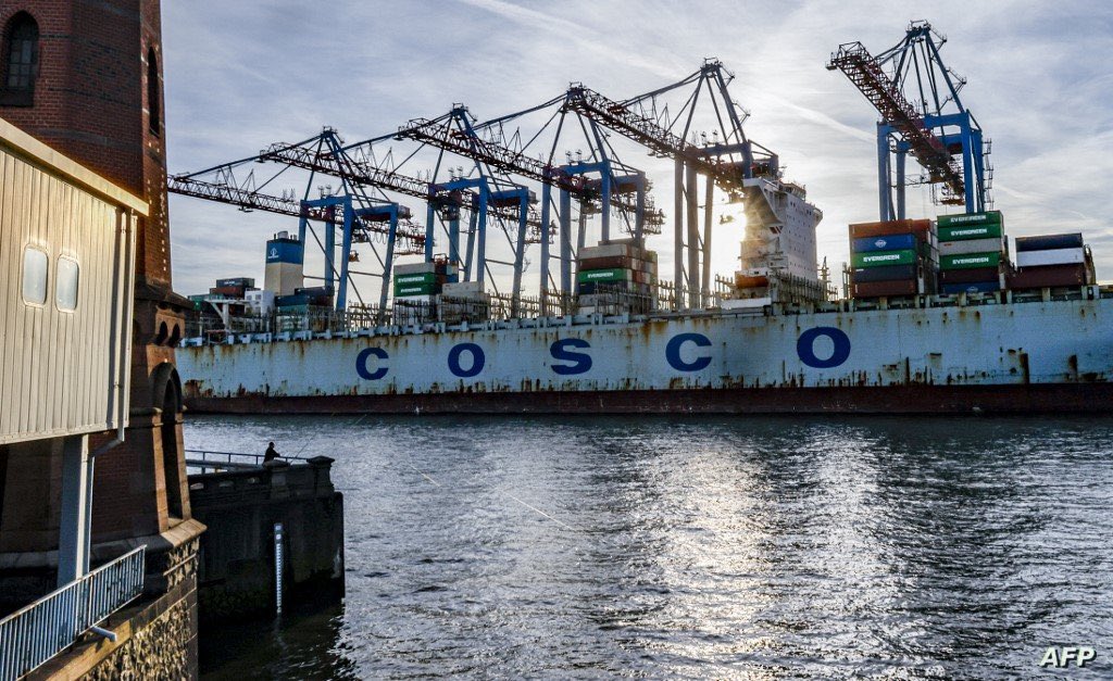 ثريد بسيط عن أهم موانئ الصين 🇨🇳 وكمية الحاويات اللي تخرج منها وأرقام مهمة جداً تفيدك في تجارتك 
لماذا تعتبر موانئ الصين مهمة؟ 🚢🗺️
تُعد الصين من أكبر الدول التجارية في العالم، وموانئها البحرية هي عصب الاقتصاد العالمي. مع بنية تحتية متطورة وتكنولوجيا حديثة، تسيطر الصين على حركة