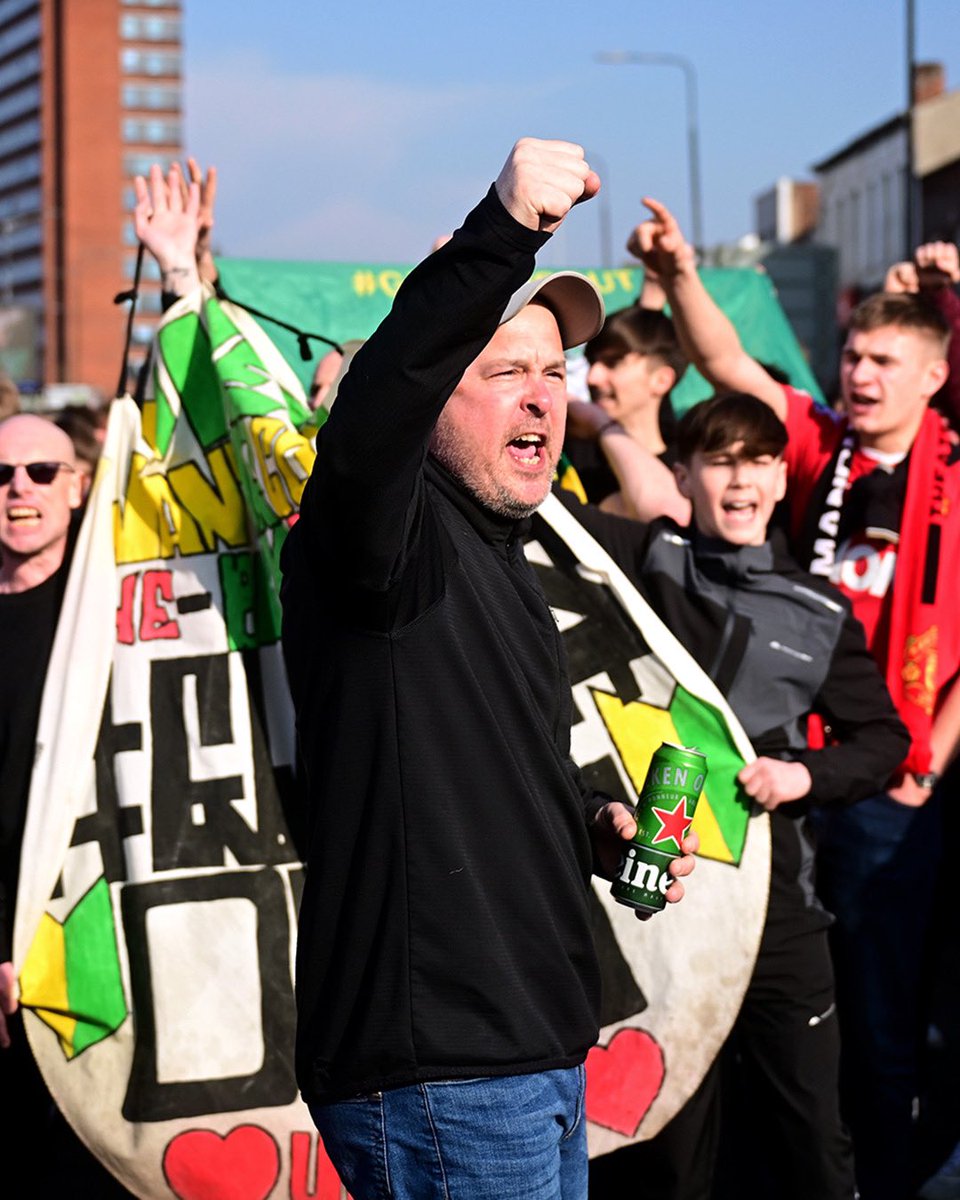 footballontnt's tweet photo. Thousands of Man United fans are protesting against the ownership outside Old Trafford this afternoon 🧨 https://t.co/HkI9vgXzQi