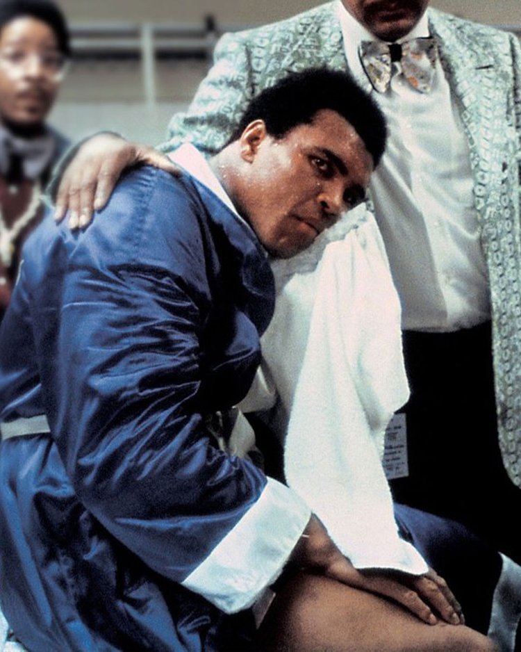 MuhammadAli's tweet photo. Muhammad Ali icing down his broken jaw injury in his dressing room after his fight vs Ken Norton.

📸: @LeiferNeil 

#MuhammadAli #Icon #KenNorton #Injury #PostFight #BrokenJaw #NeilLeiferPhotography #BoxingResilience #ChampionSpirit https://t.co/hNHlKaotUR